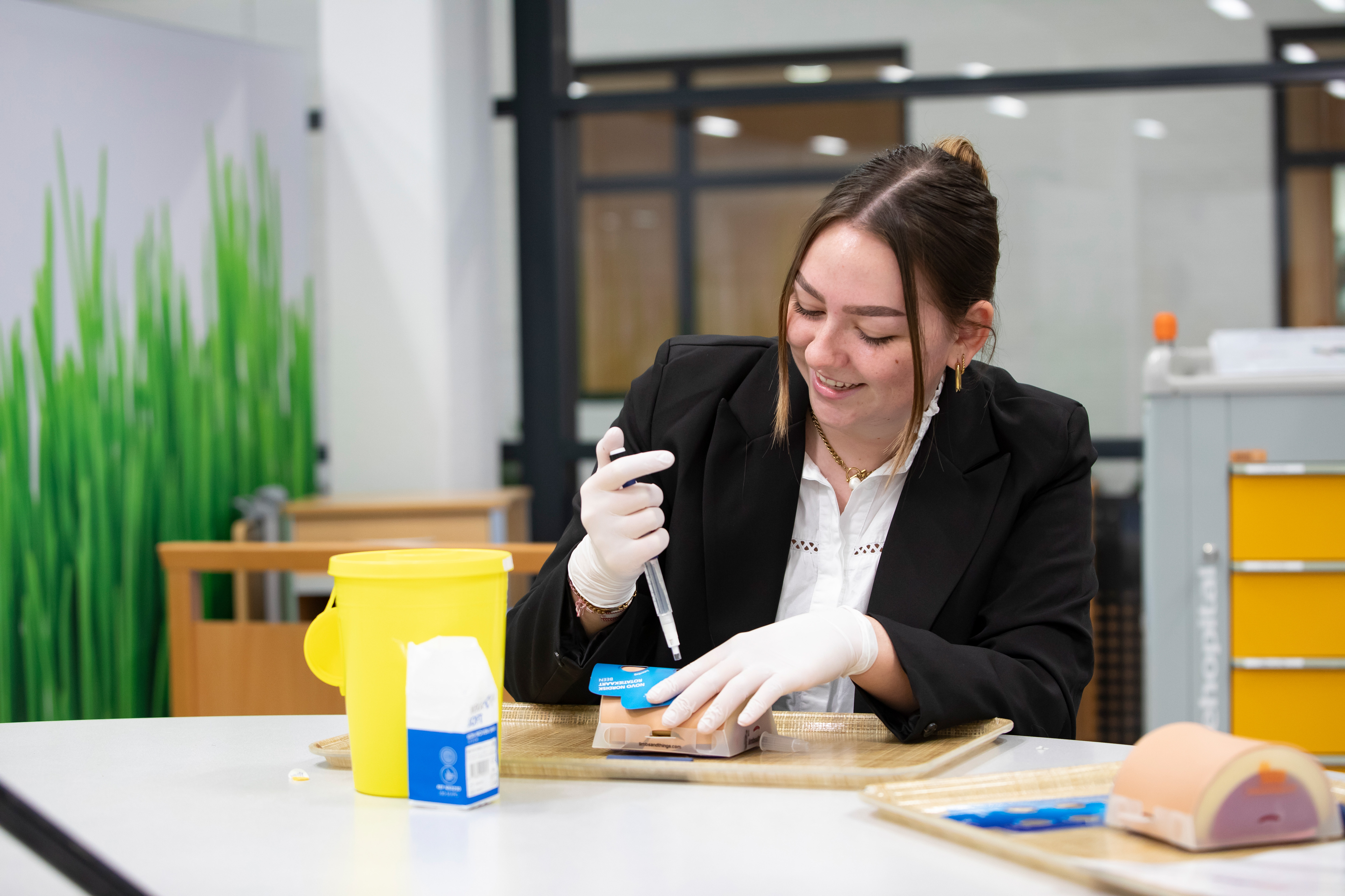 Student heeft een spuit in de hand