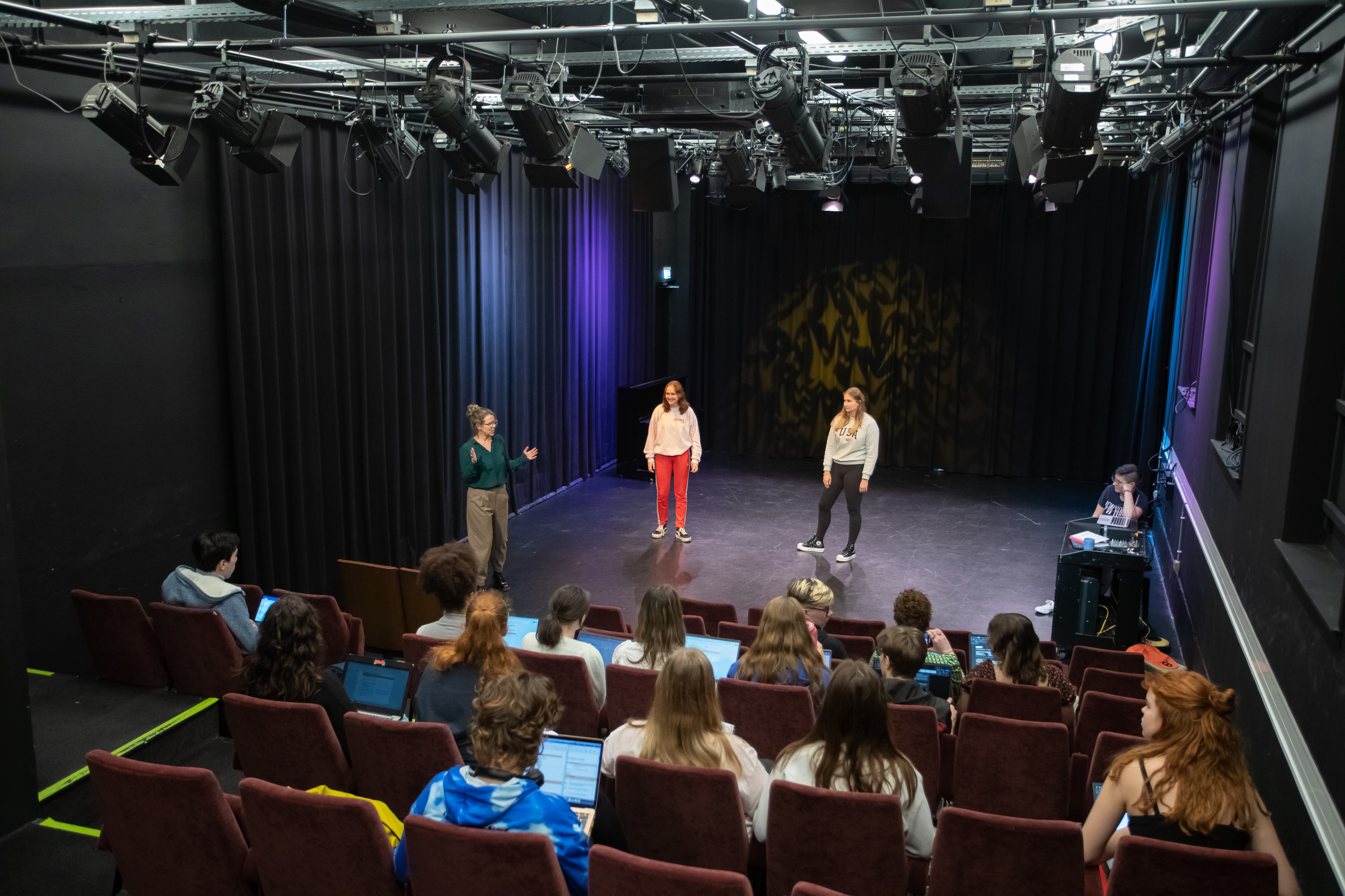 twee studenten staan op het podium