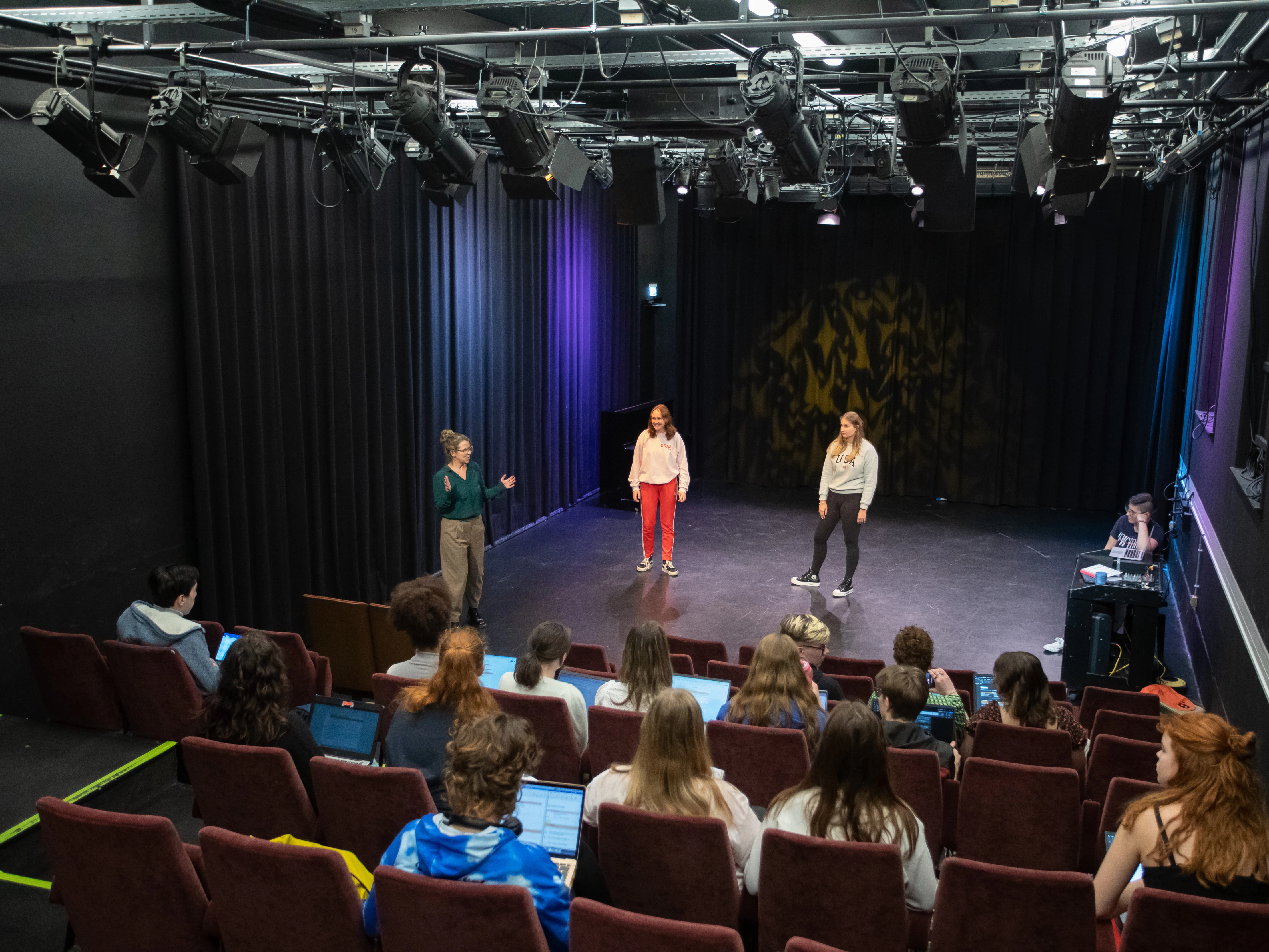 twee studenten staan op het podium
