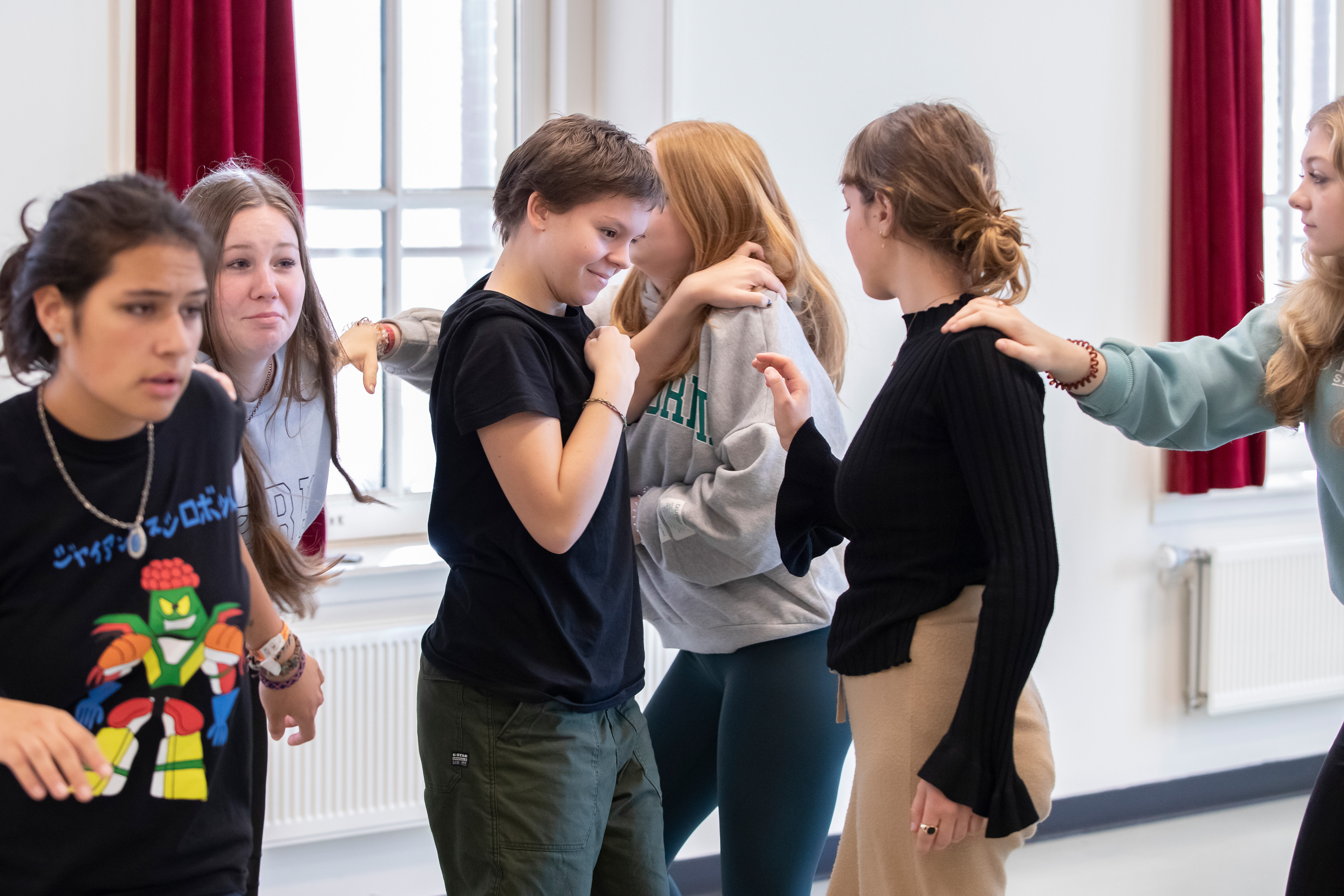 Studenten staan in een groep en doen een acteeroefening