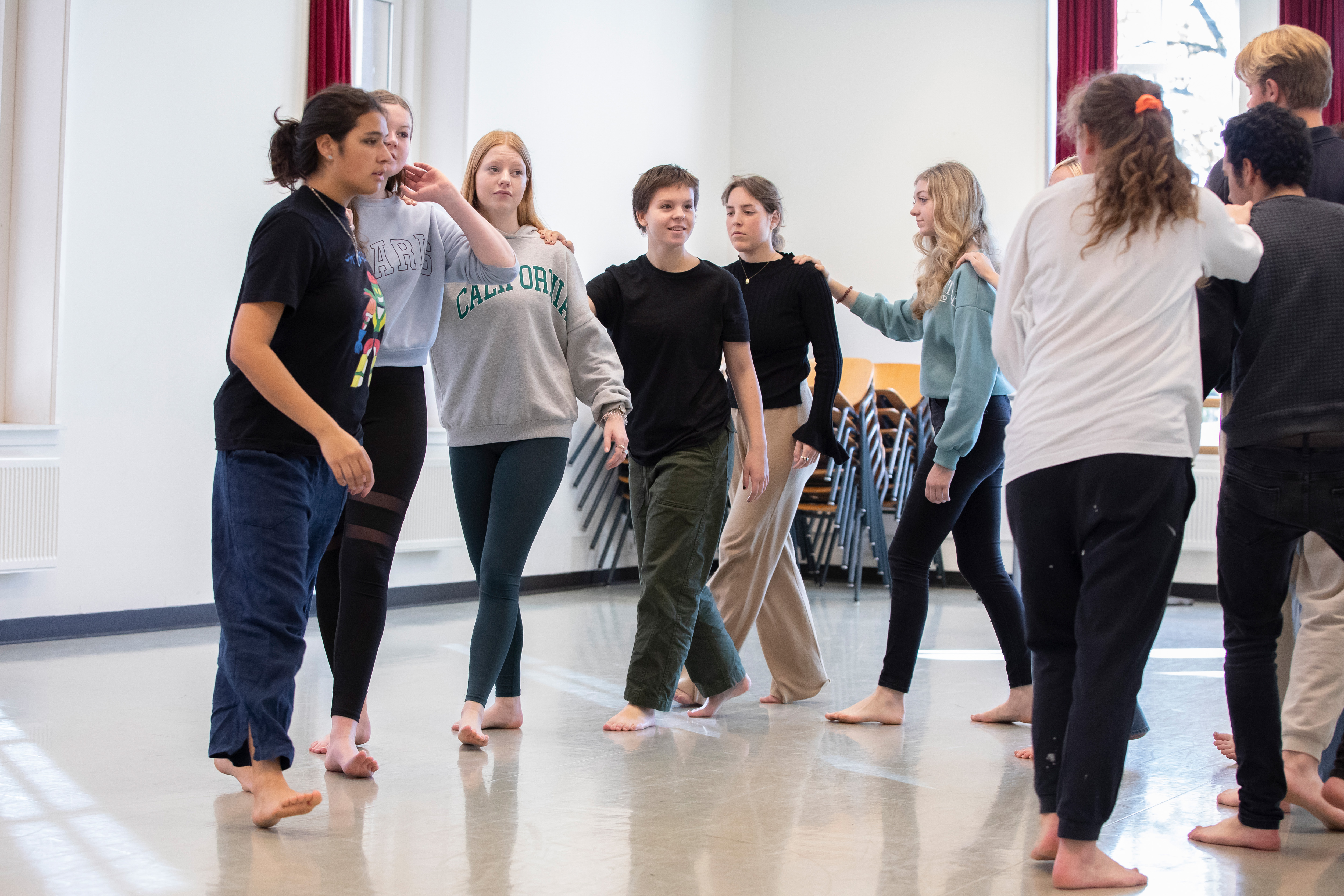 Studenten staan in een cirkel in een lokaal