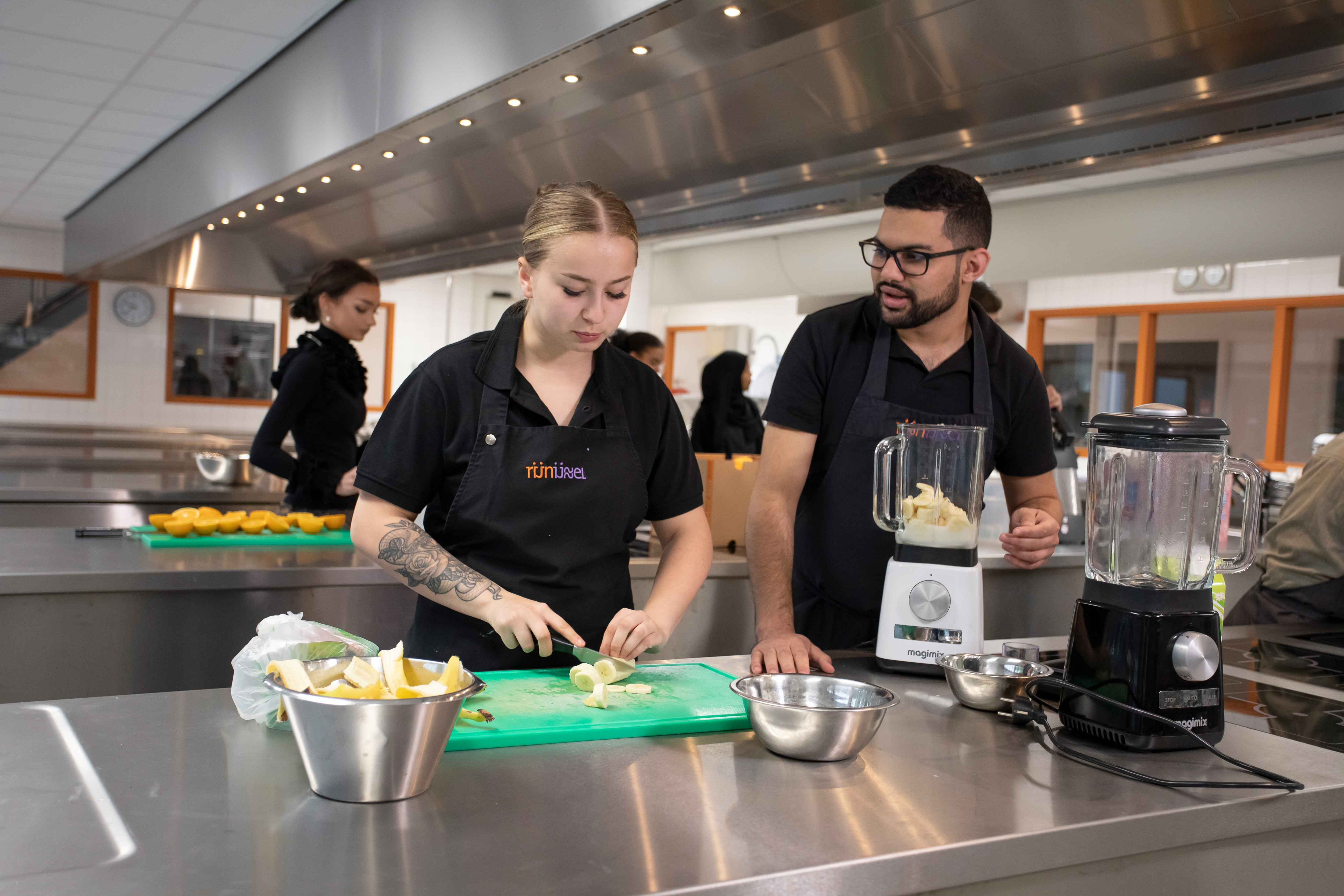 Student snijdt fruit