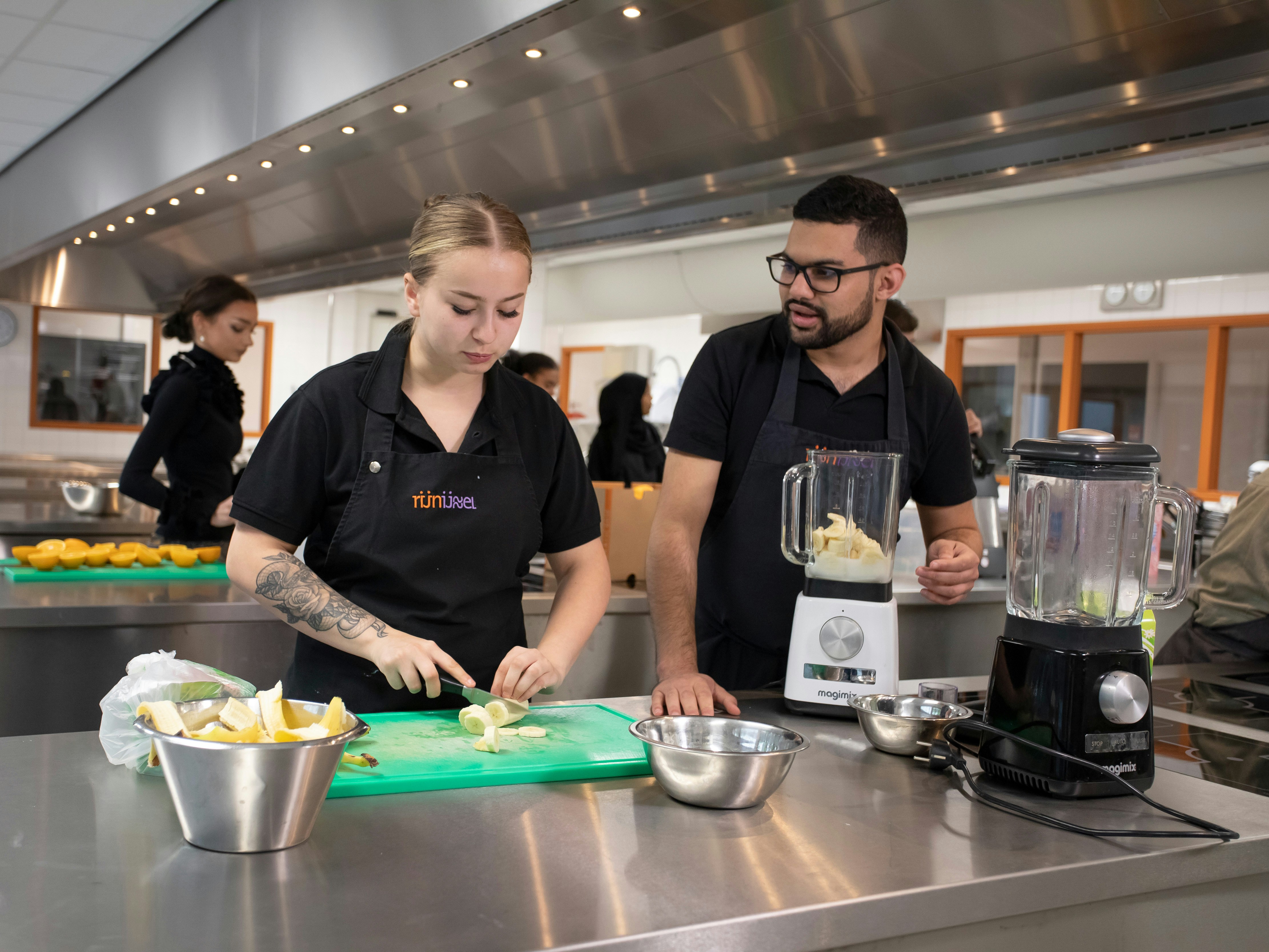 Student snijdt fruit