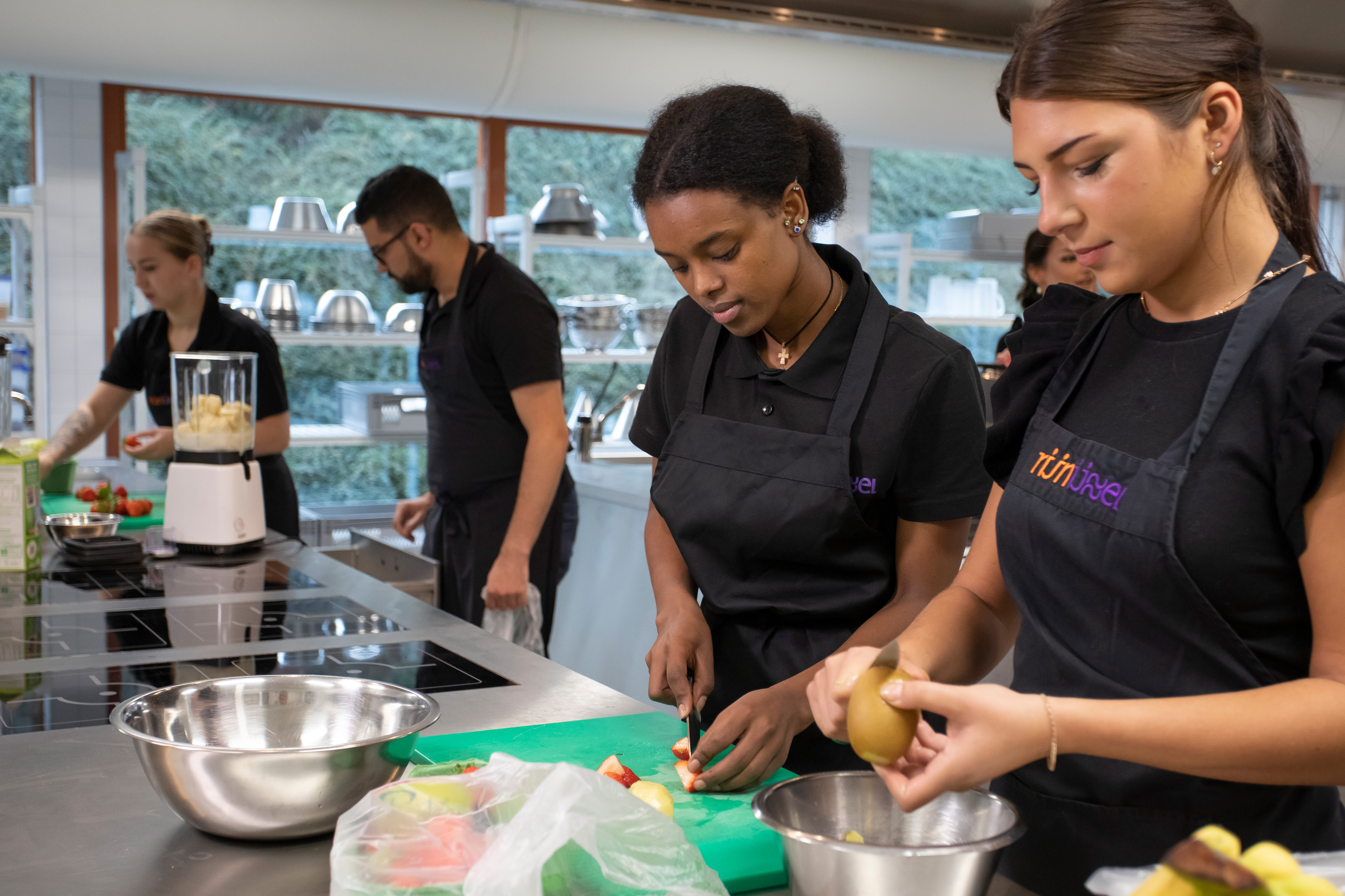 Student snijdt een appel