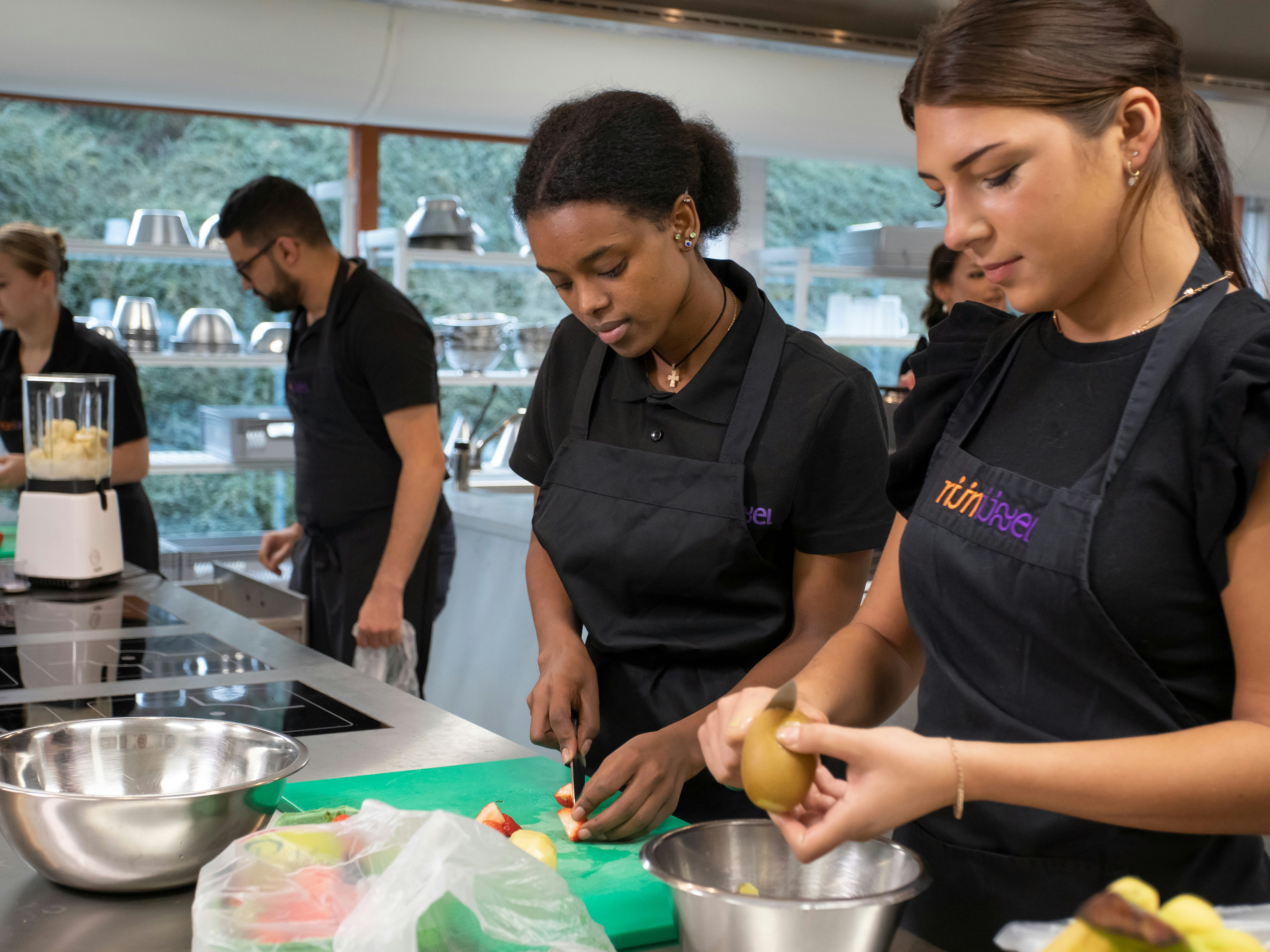 Student snijdt een appel