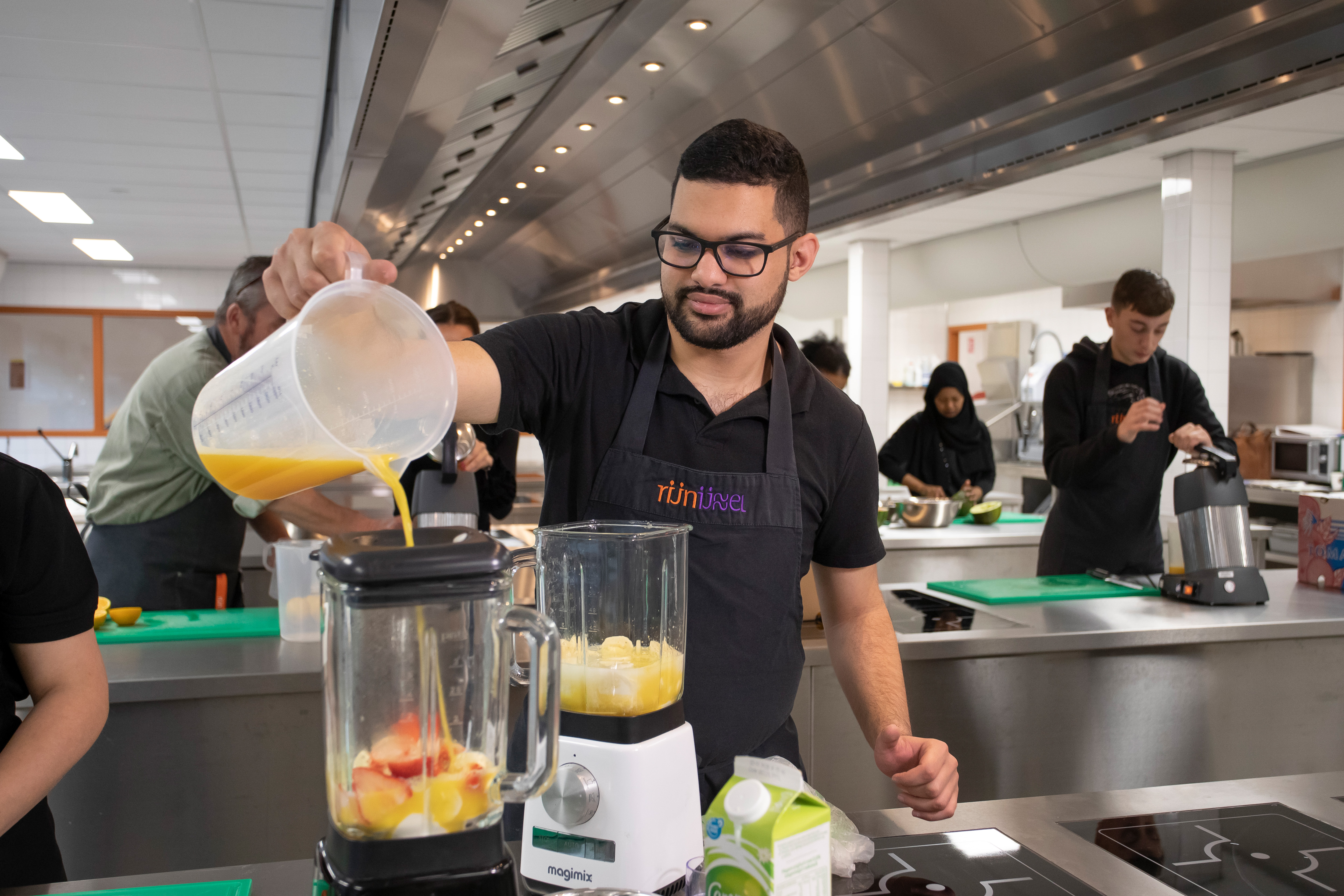 Student gooit sap in een blender