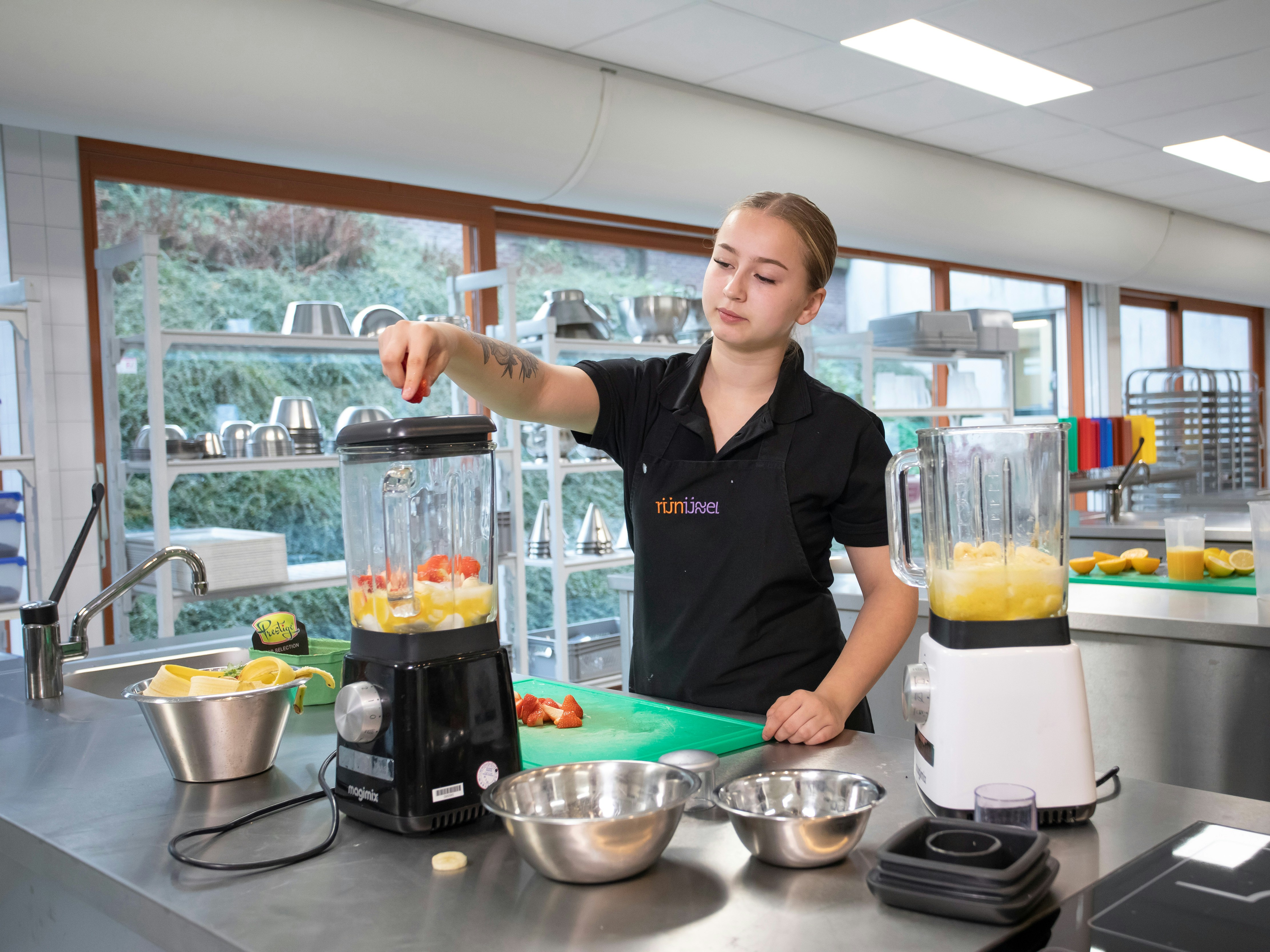 Student doet fruit in een blender