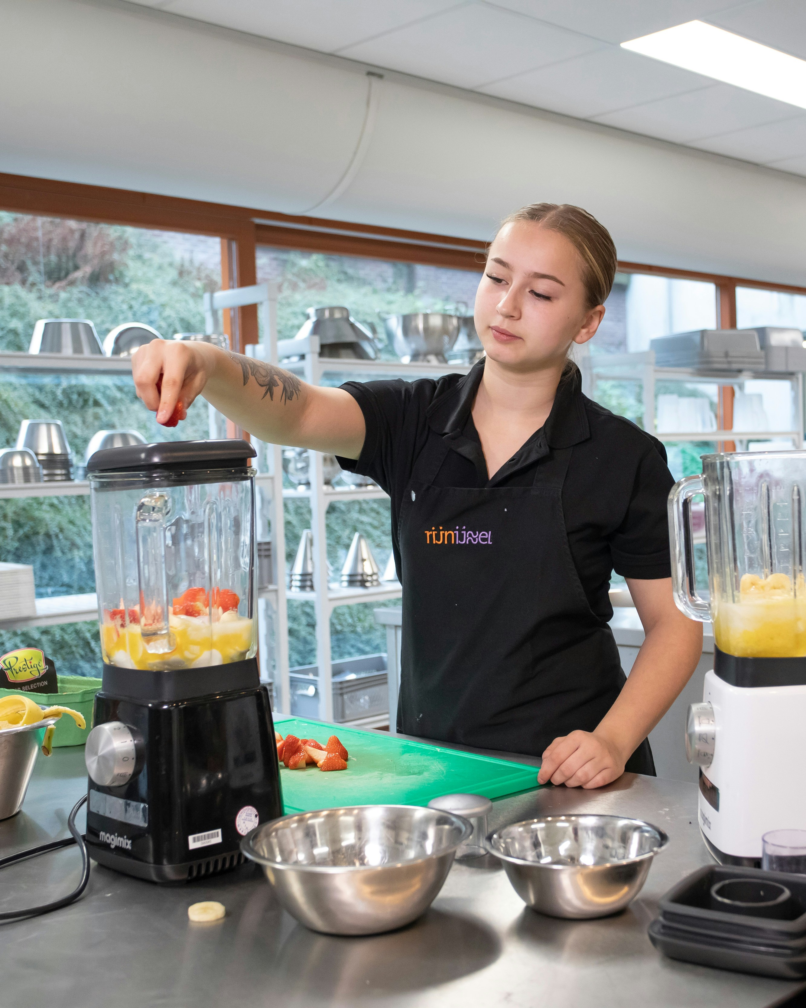 Student gooit fruit in de blender