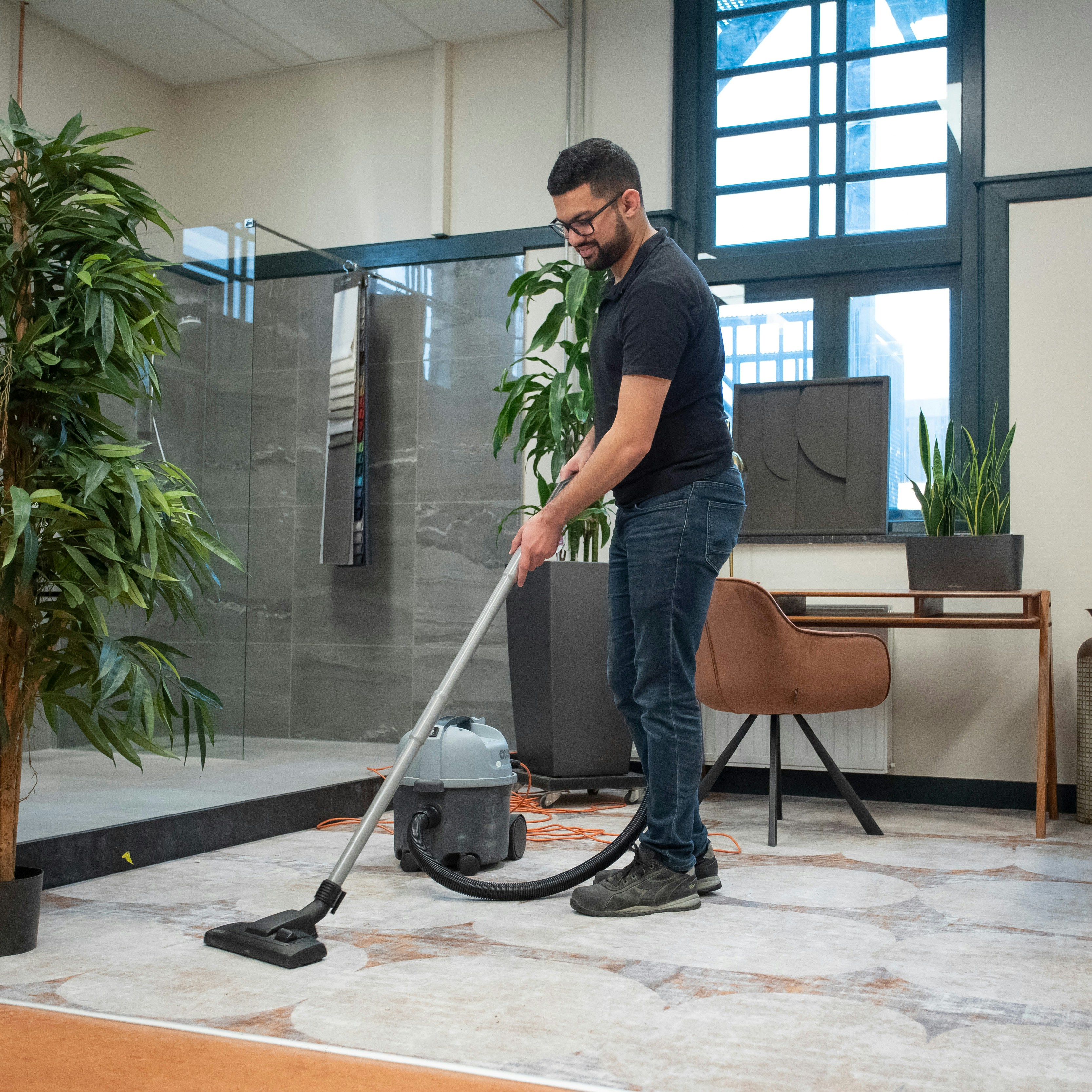 Student is aan het stofzuigen