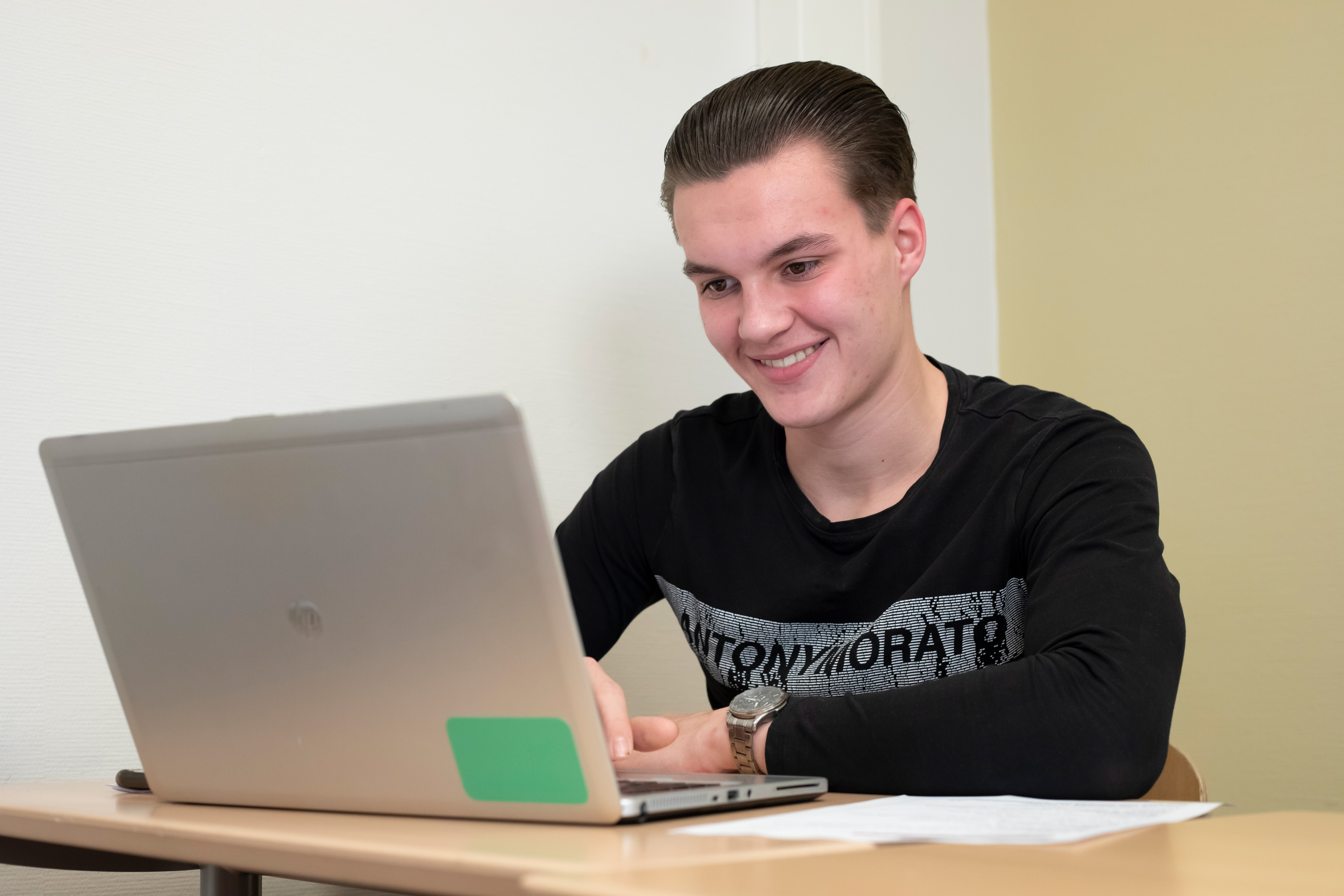 Student zit achter een laptop