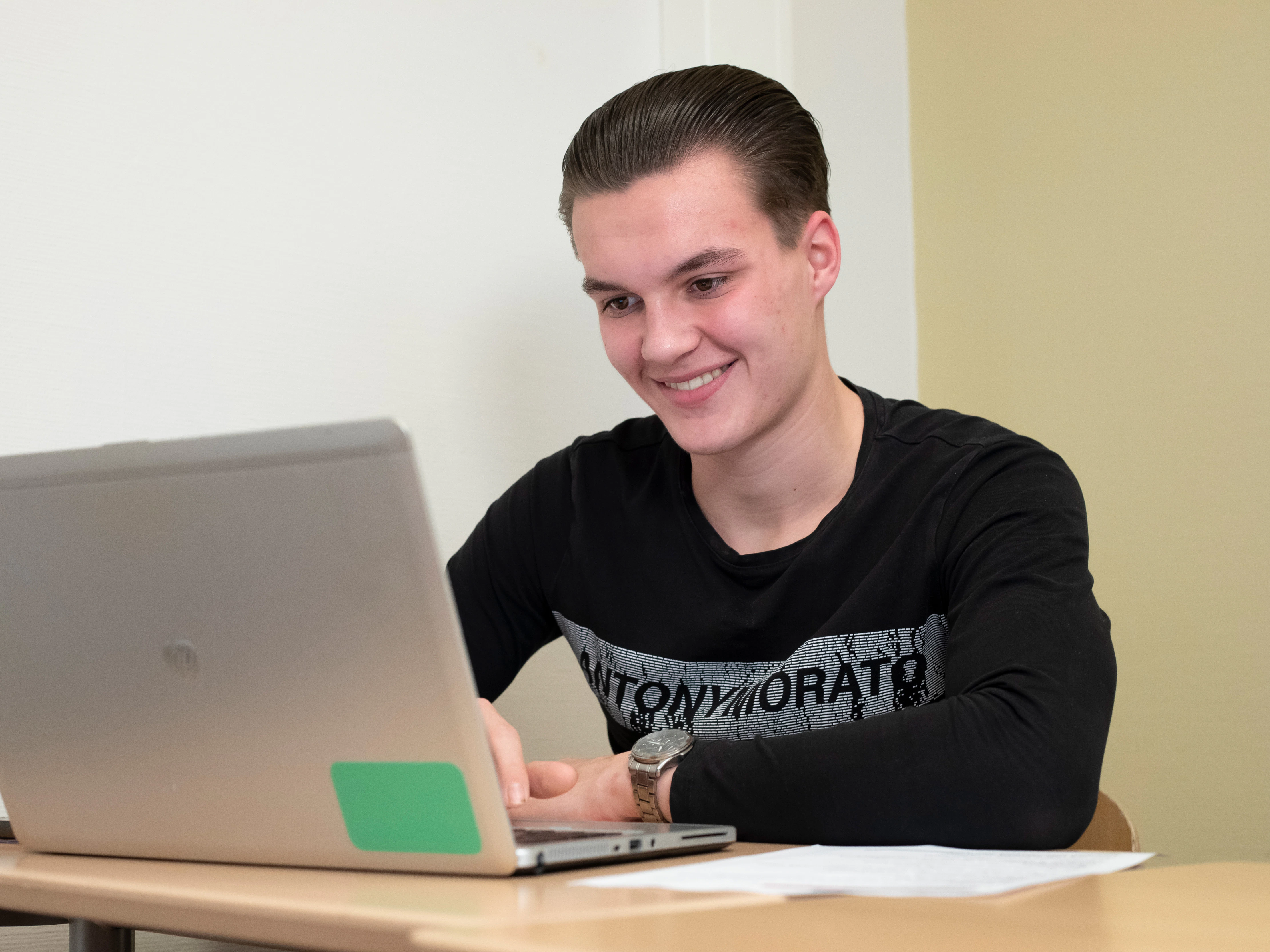 Student zit achter een laptop