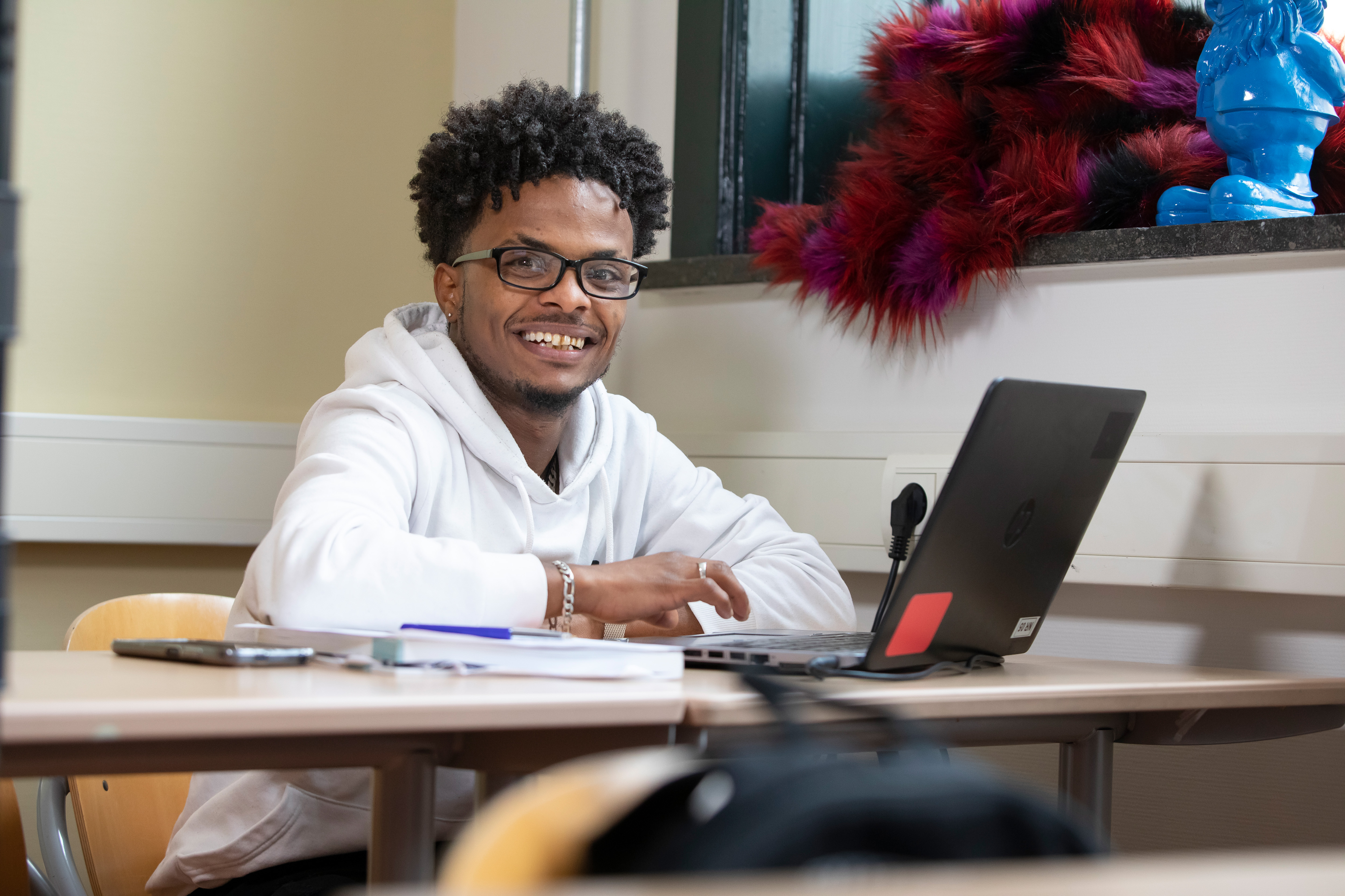 Student zit achter een laptop