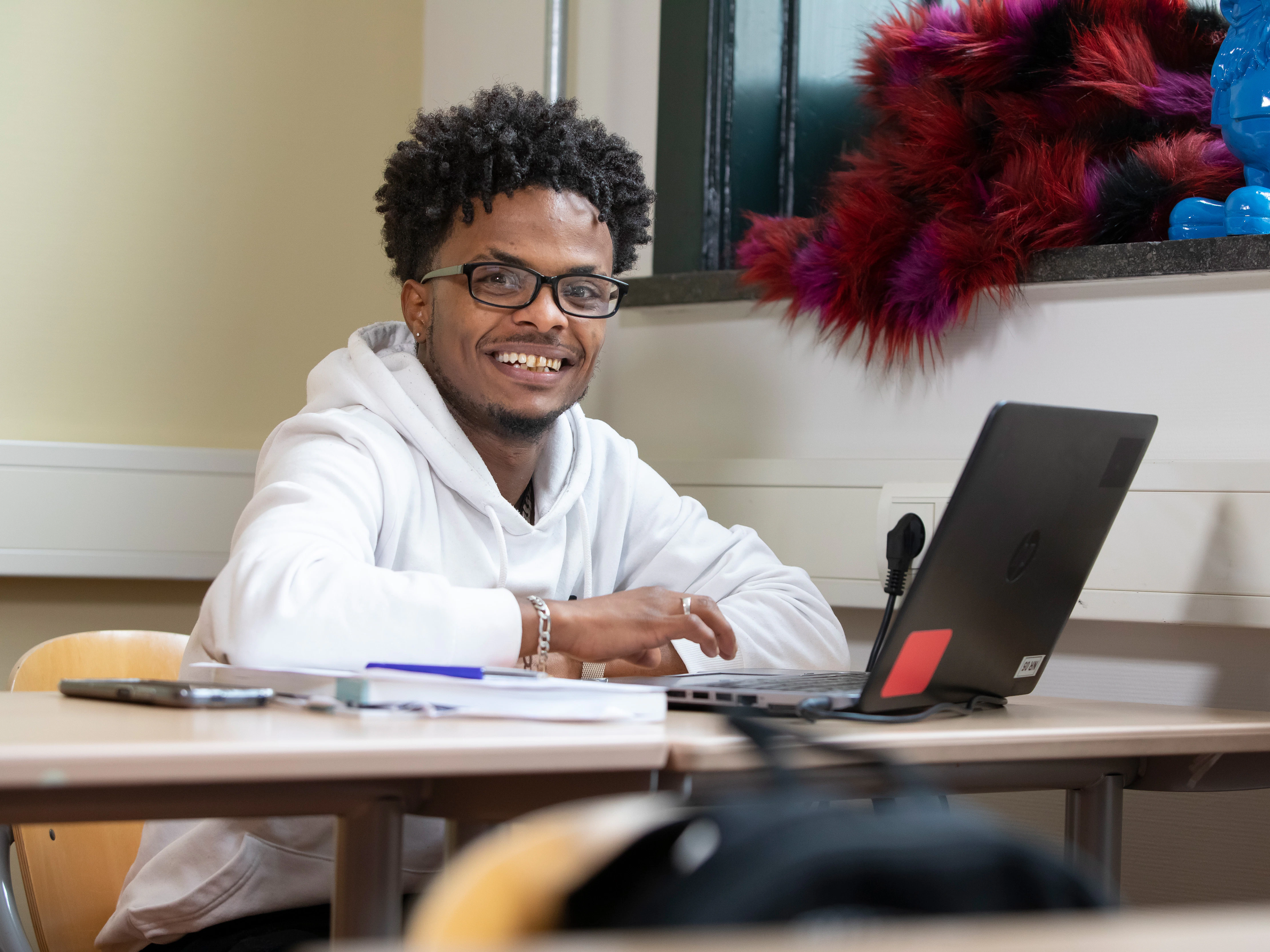 Student zit achter een laptop