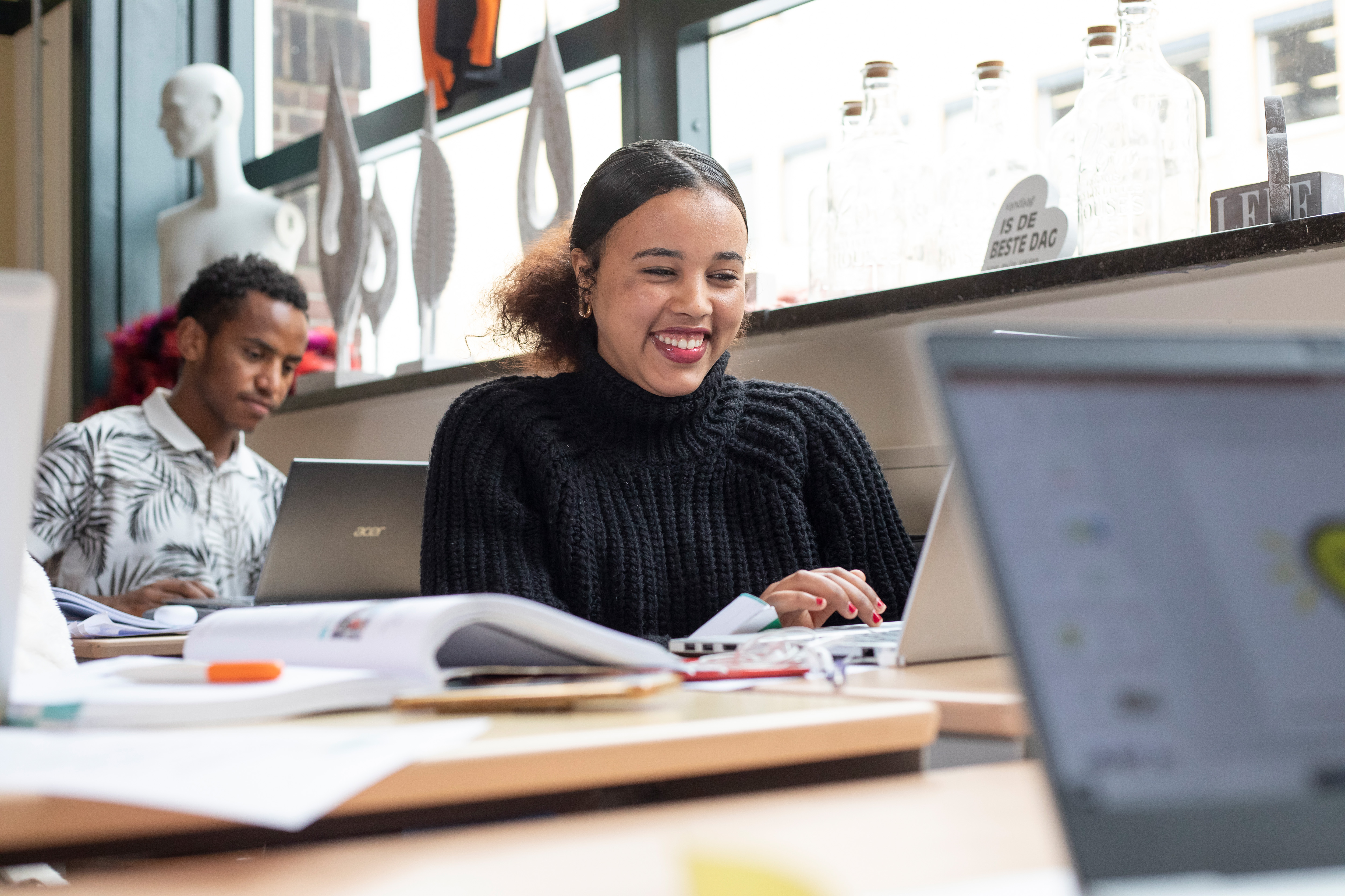 Student zit achter een laptop