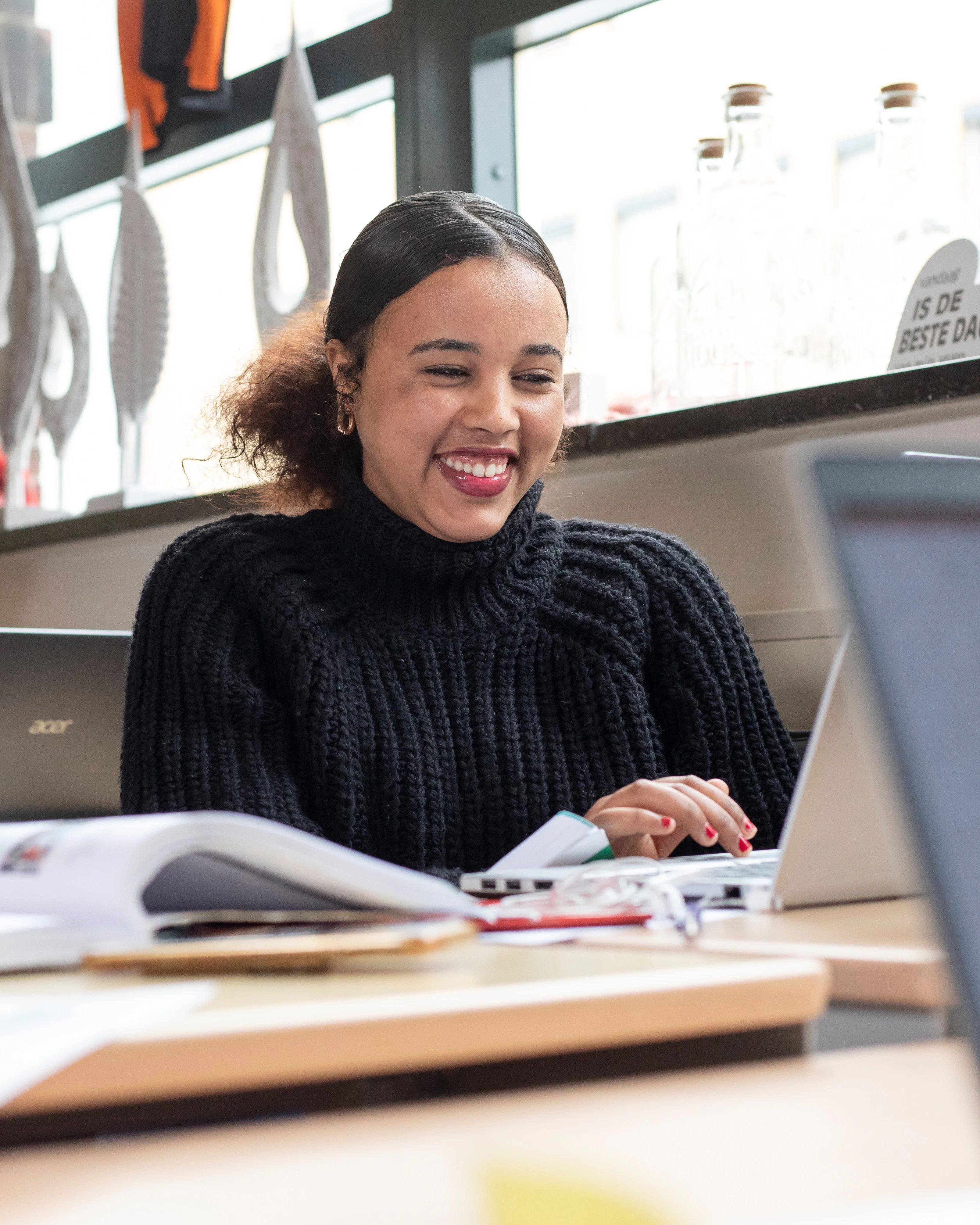 Student zit achter een laptop