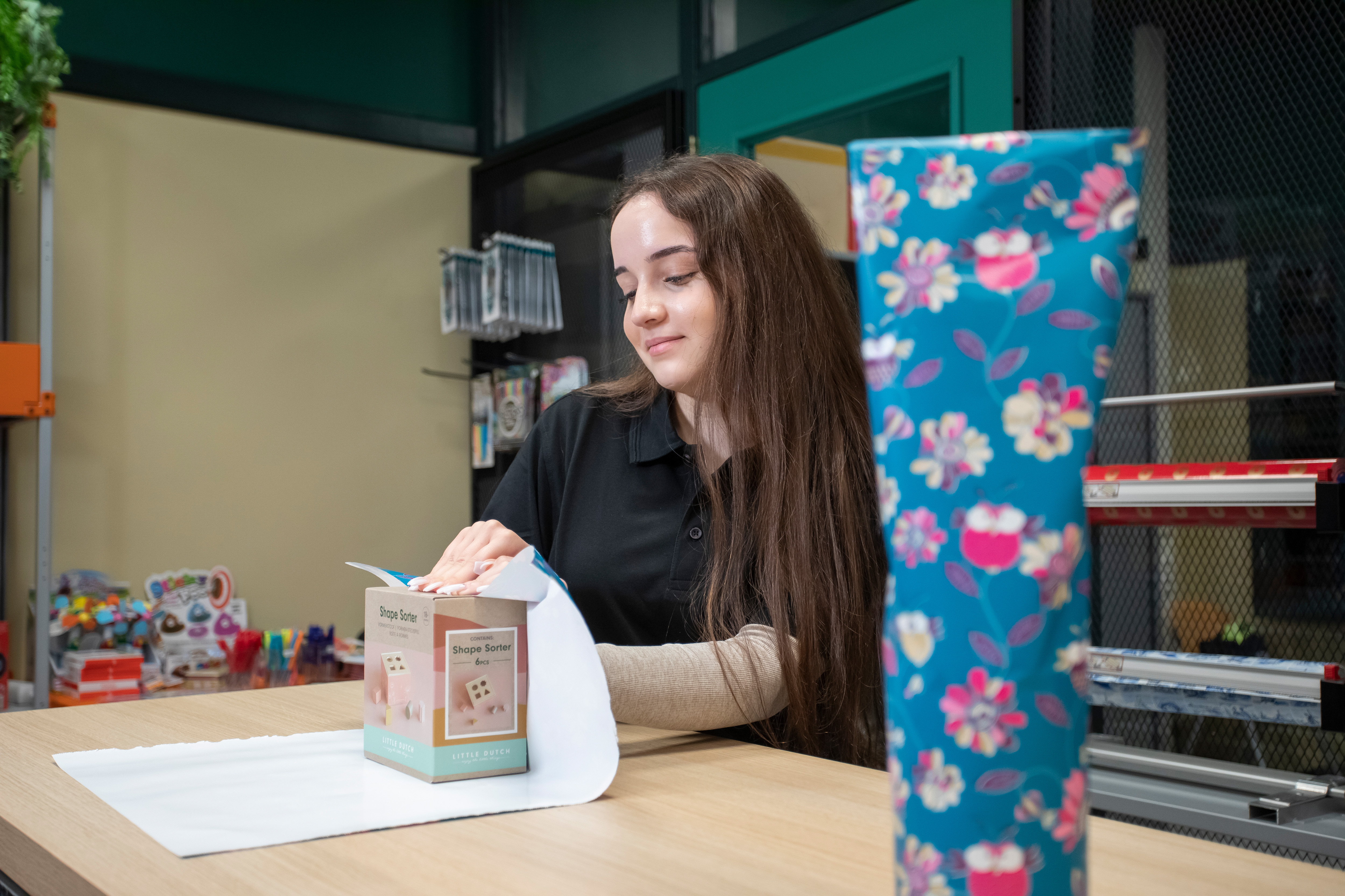 Student pakt een cadeautje in