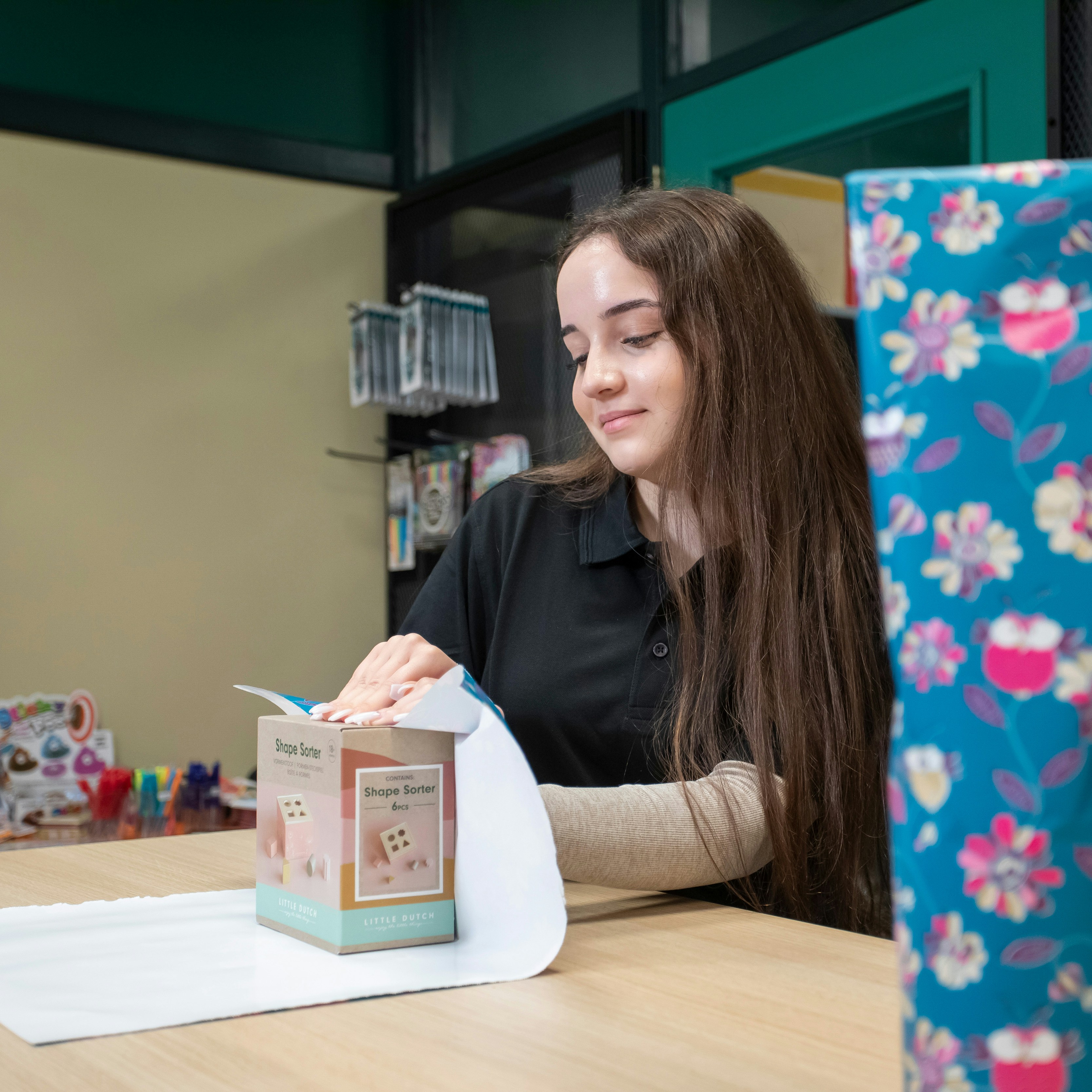 Student pakt een cadeautje in