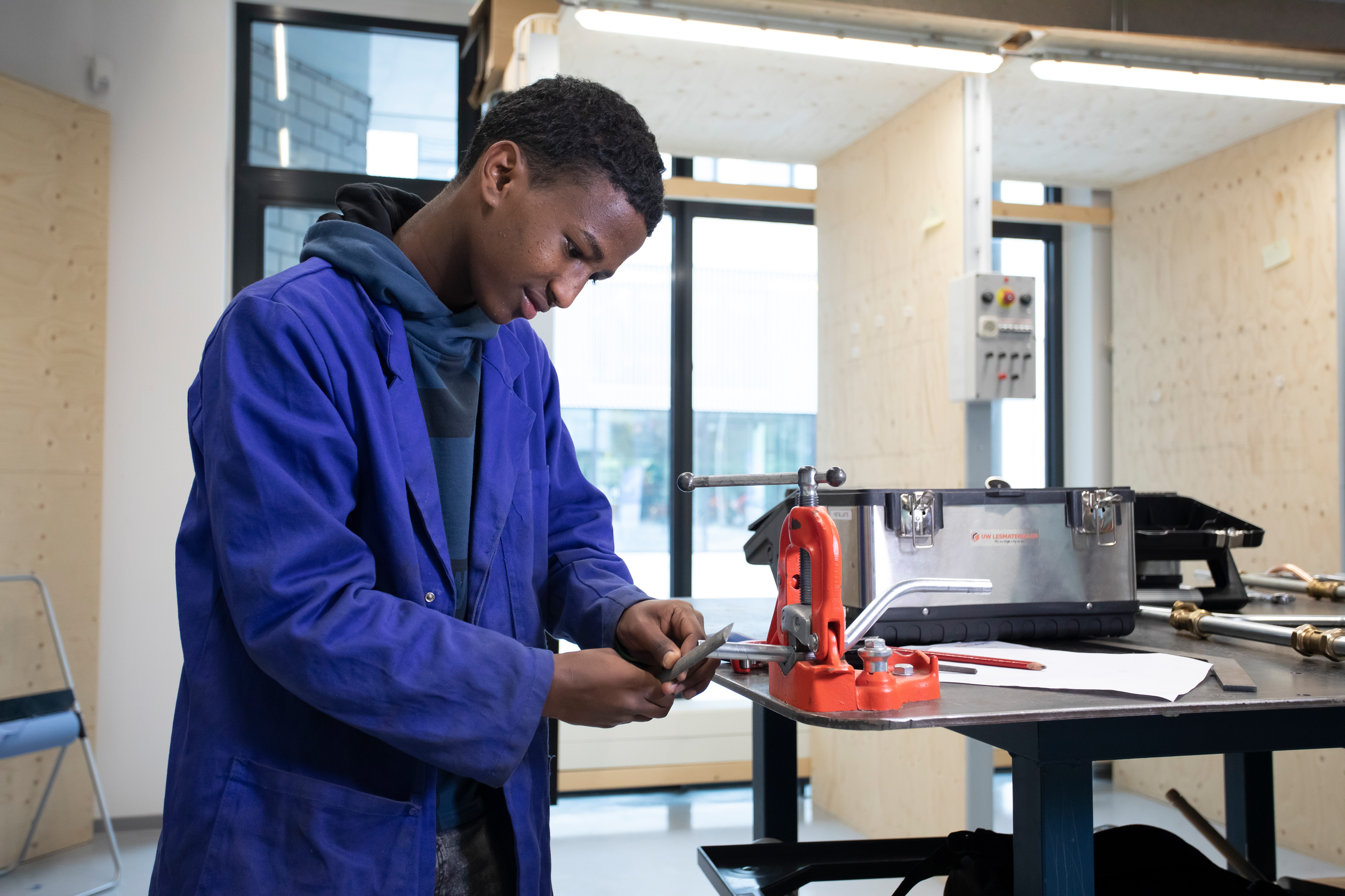 Student is bezig in de werkplaats