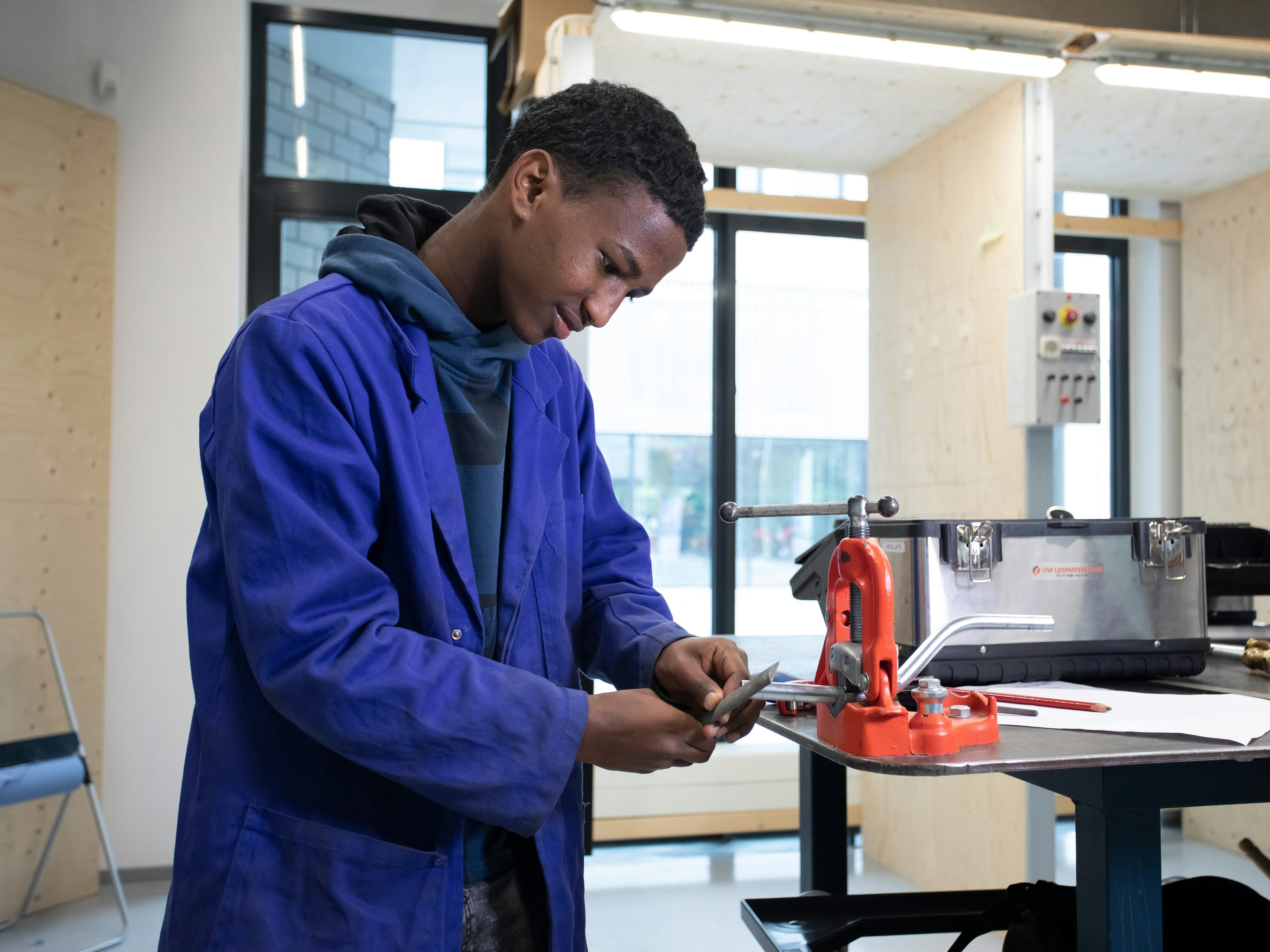 Student is bezig in de werkplaats