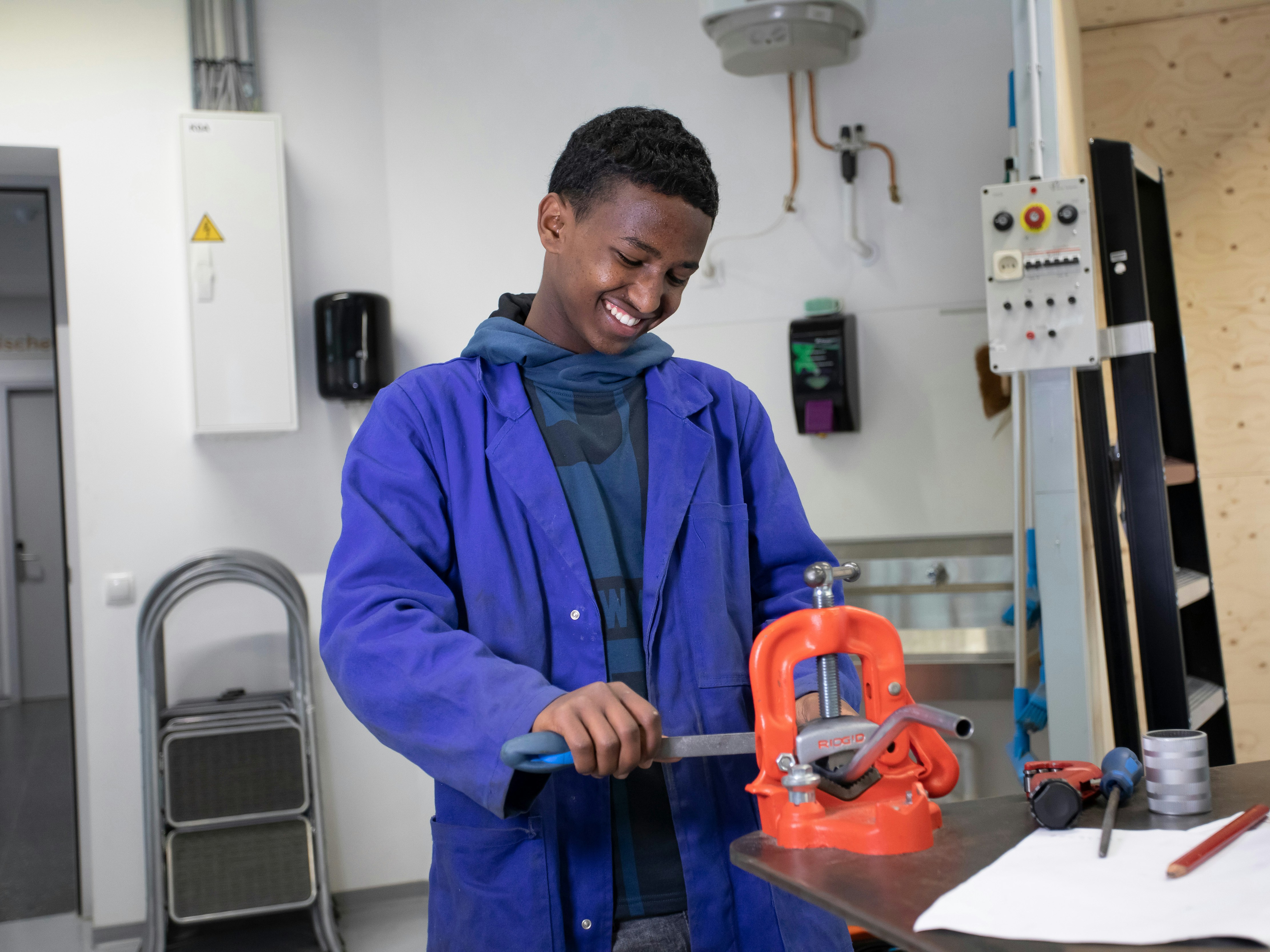 Student is bezig in de werkplaats
