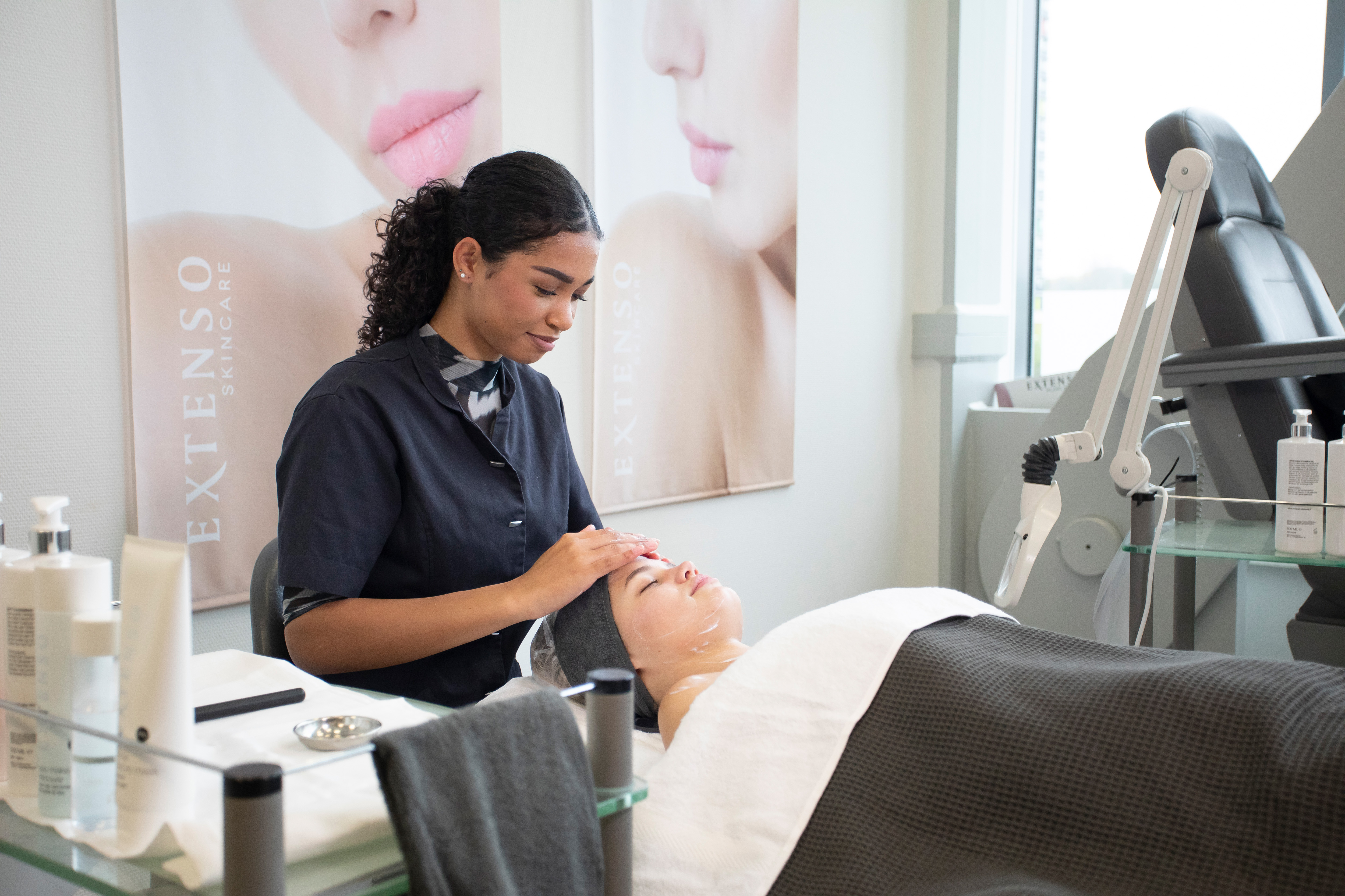 Student behandelt het gezicht van haar klant