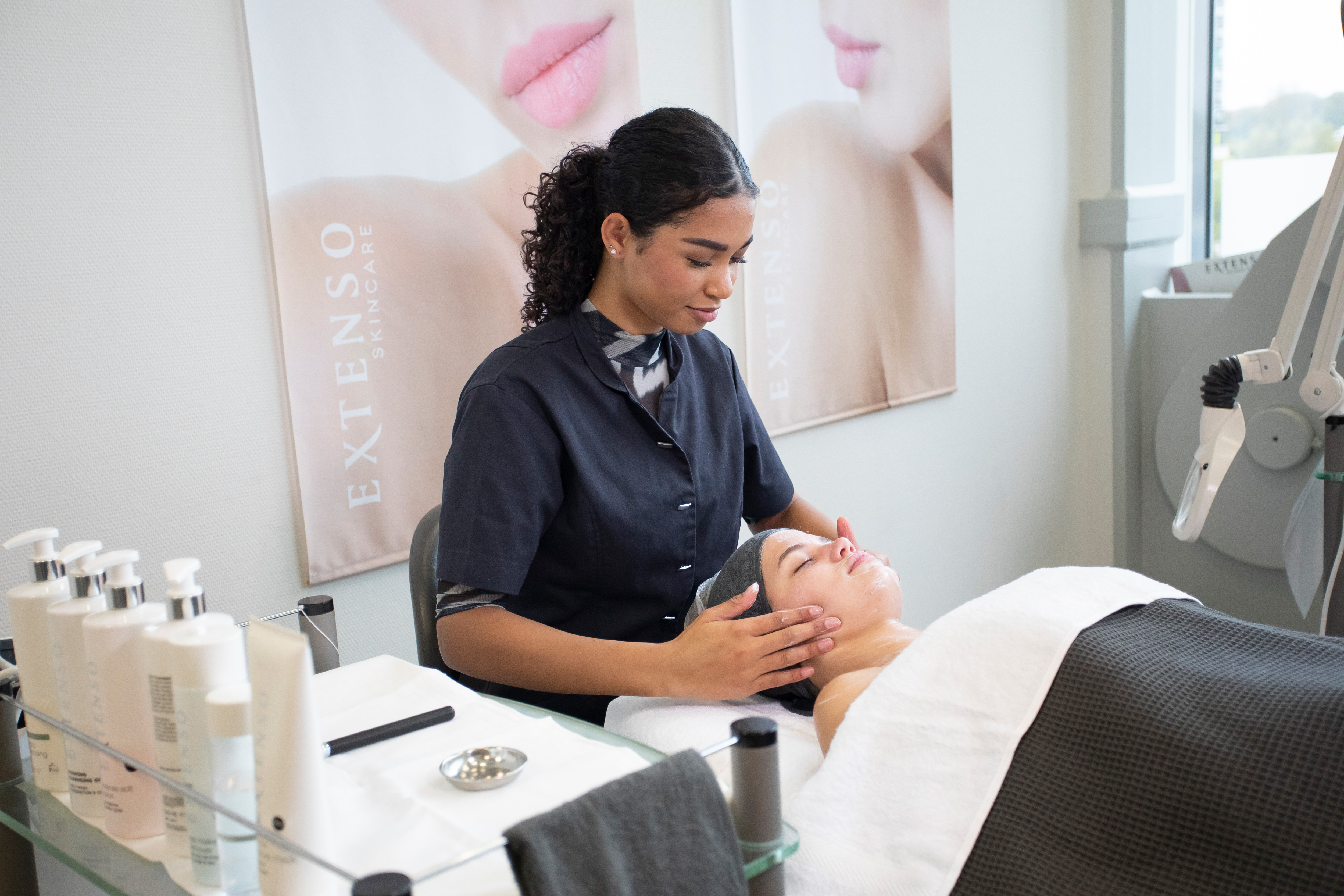 Student smeert het gezicht van haar klant in