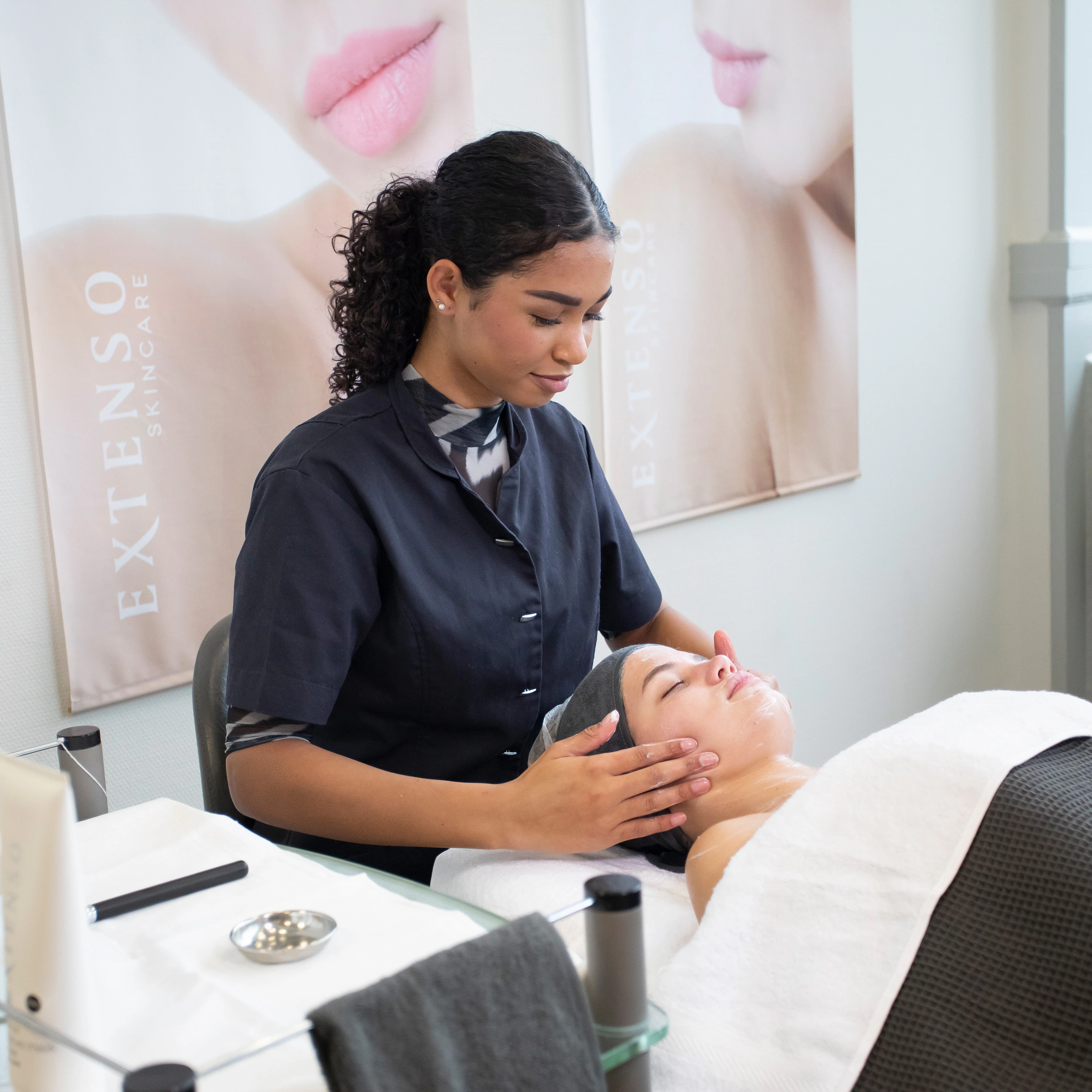Student smeert het gezicht van haar klant in