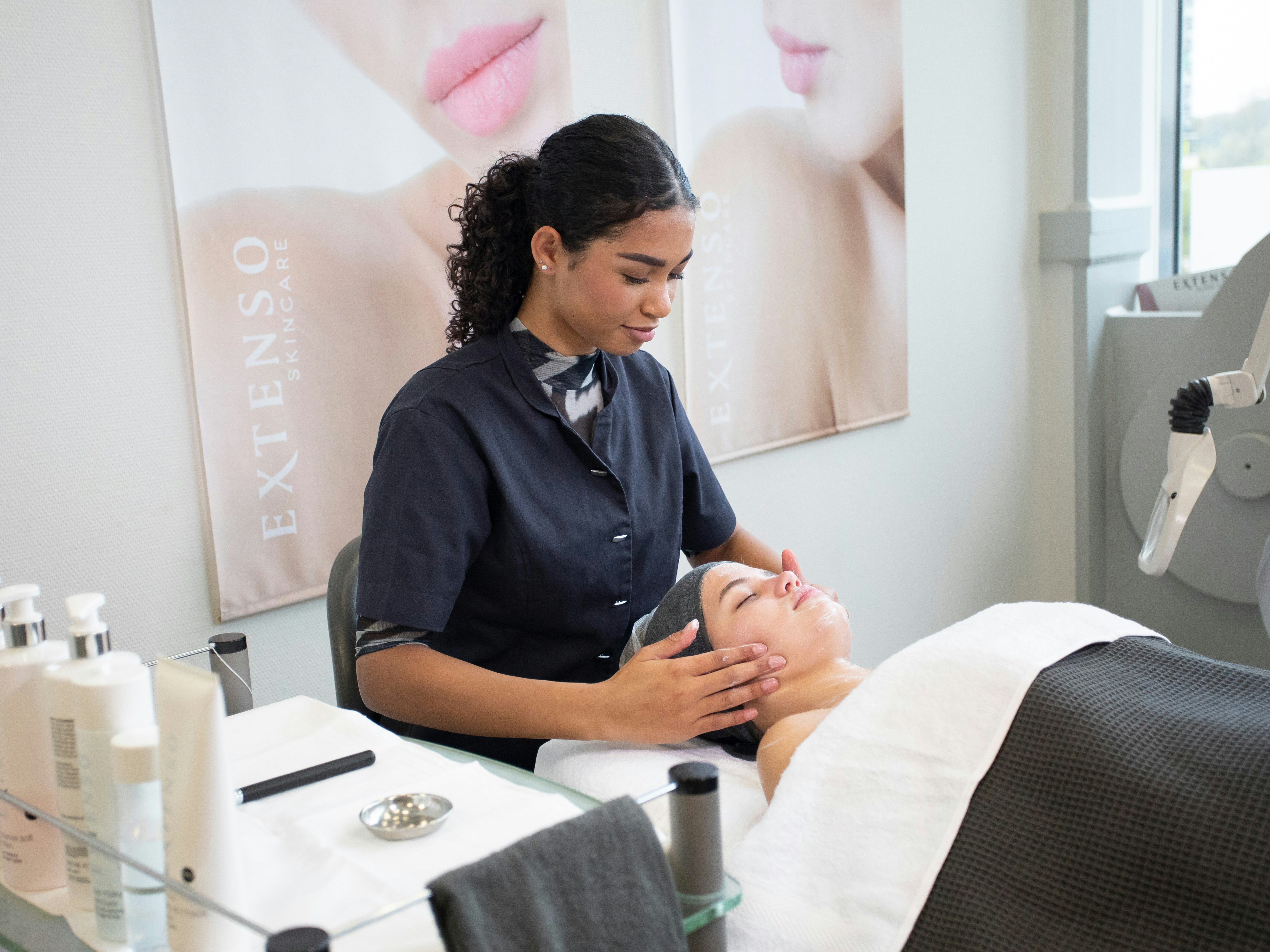 Student smeert het gezicht van haar klant in