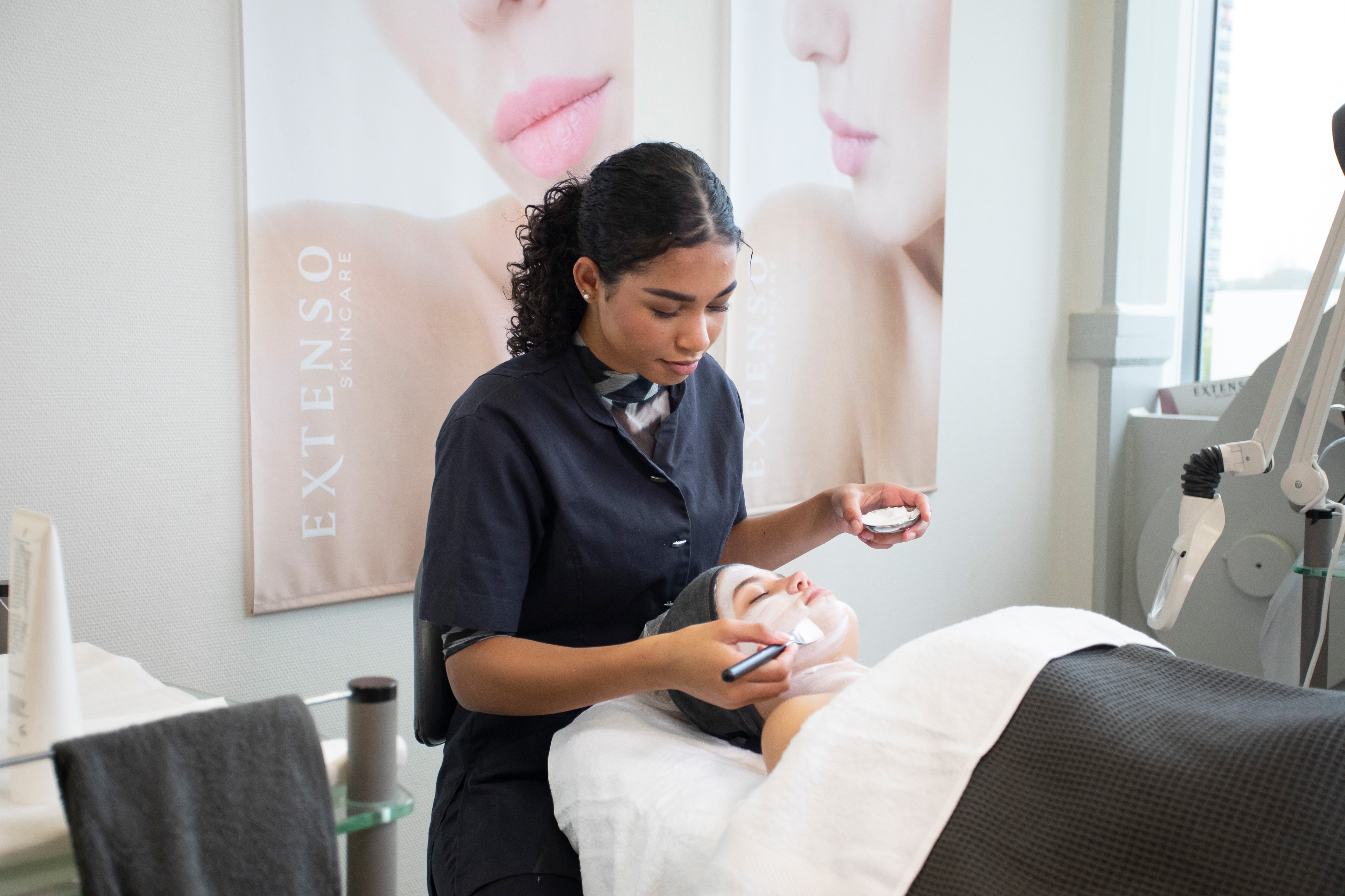 Student smeert zalf op het gezicht van haar klant