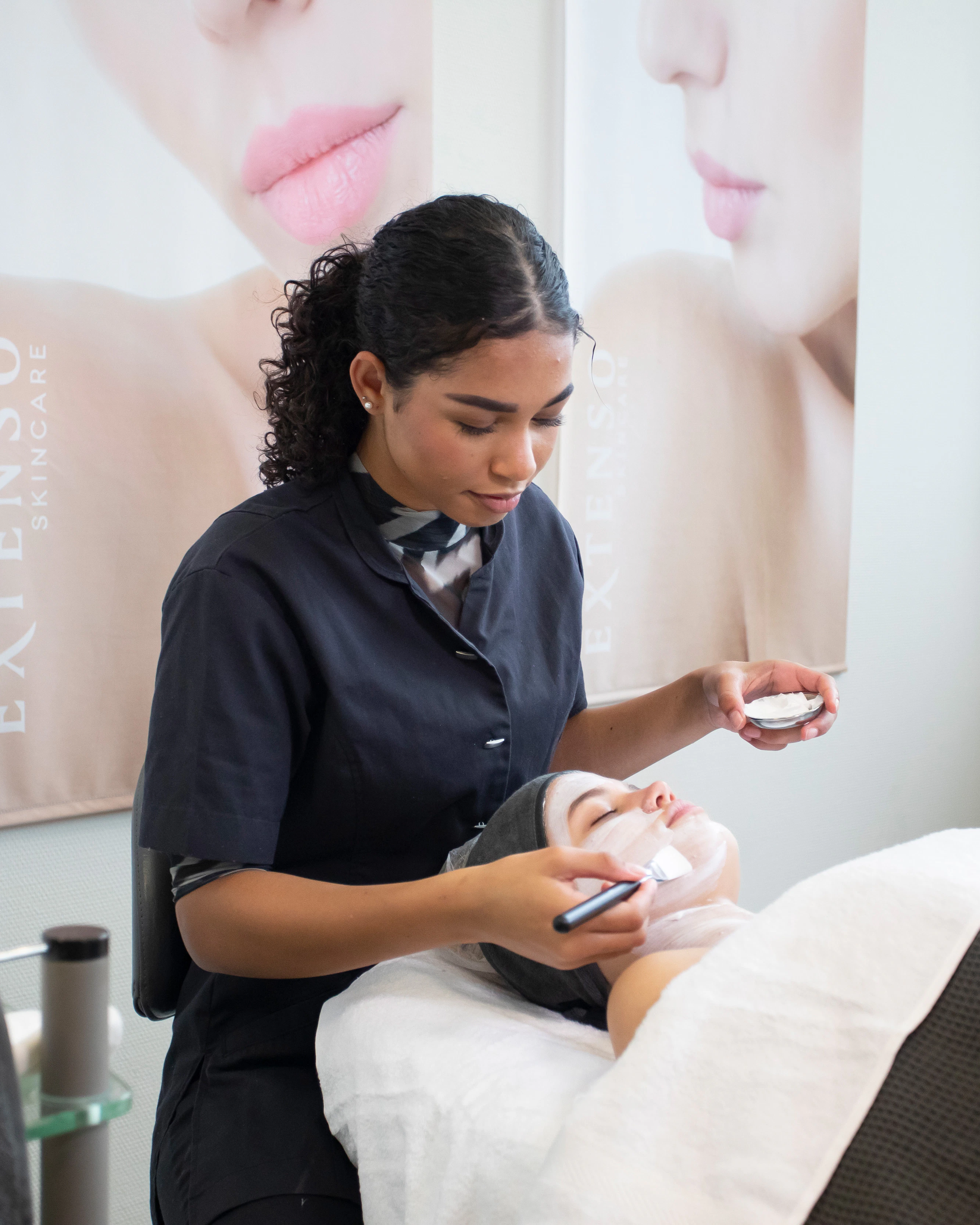 Student smeert zalf op het gezicht van haar klant