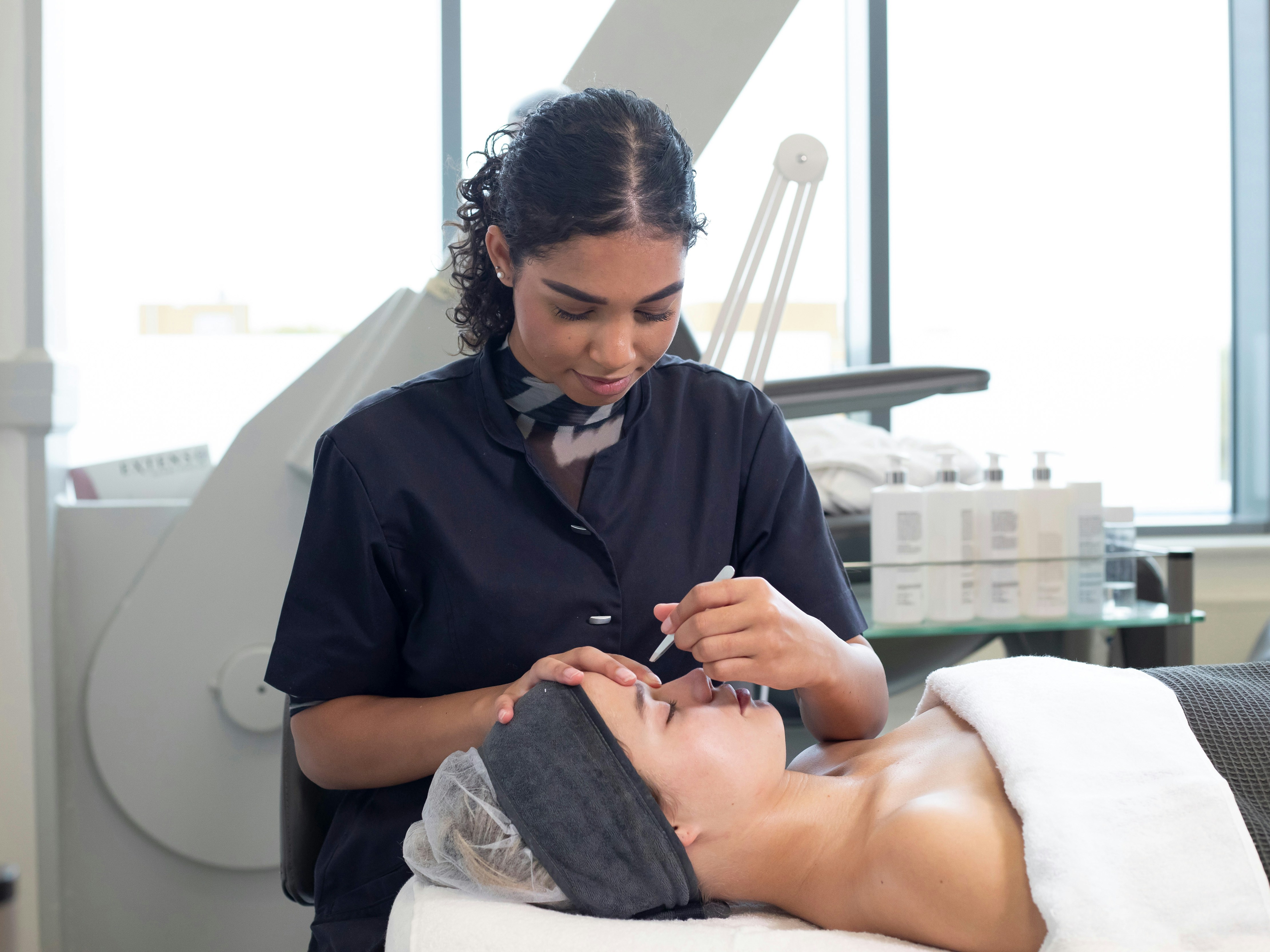 Student behandelt het gezicht van haar klant