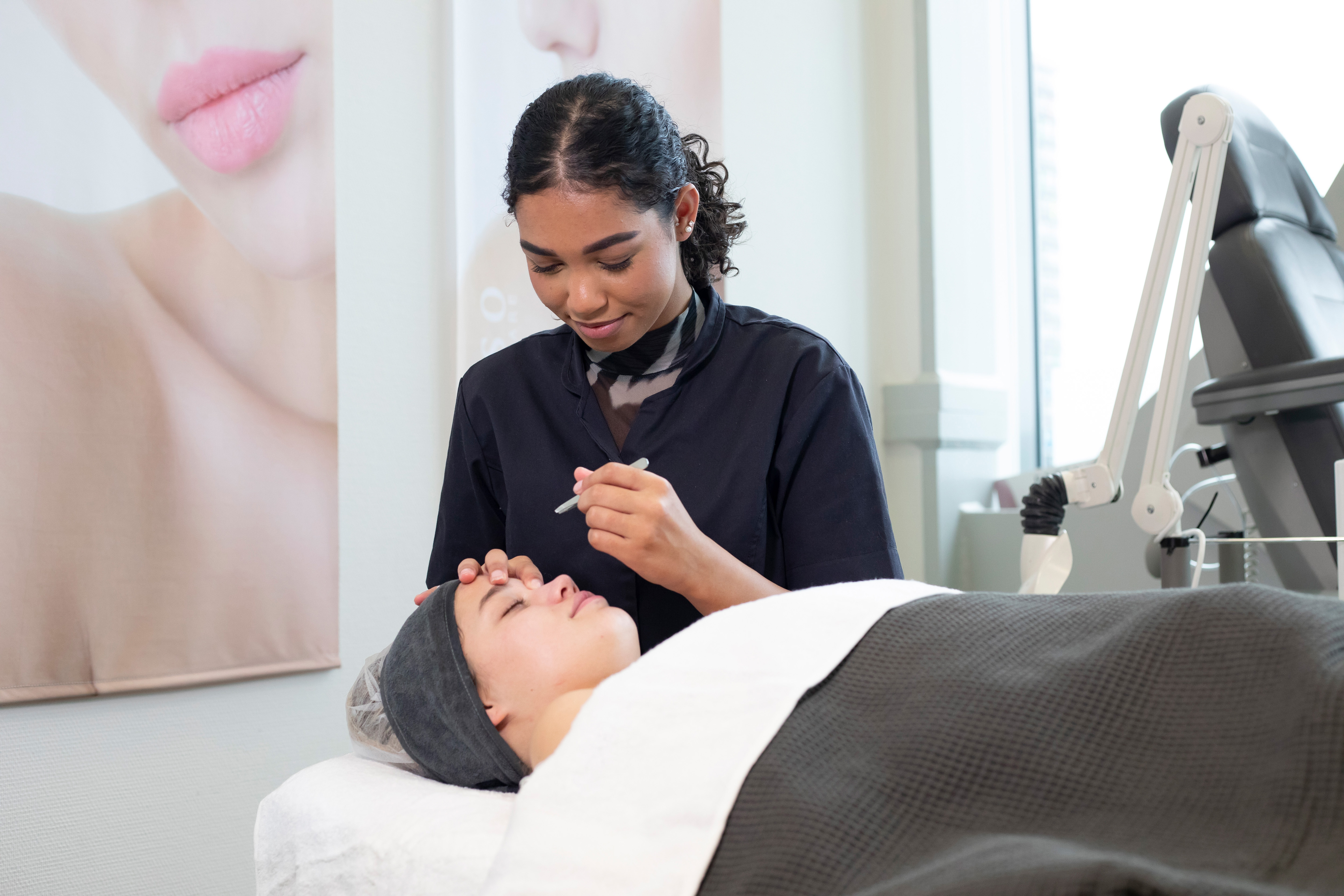 Student is bezig met de wenkbrauwen van een klant