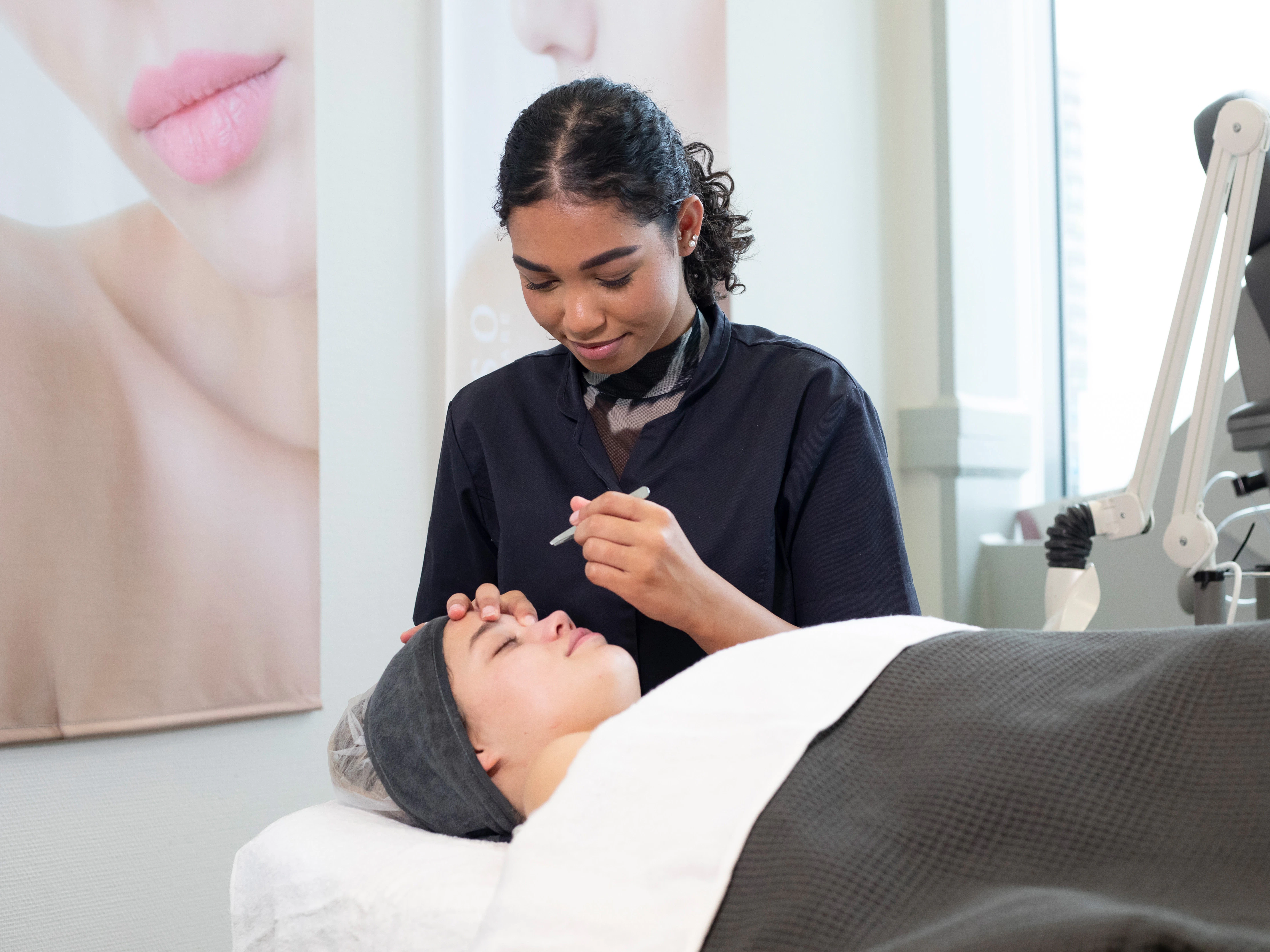 Student behandelt het gezicht van haar klant