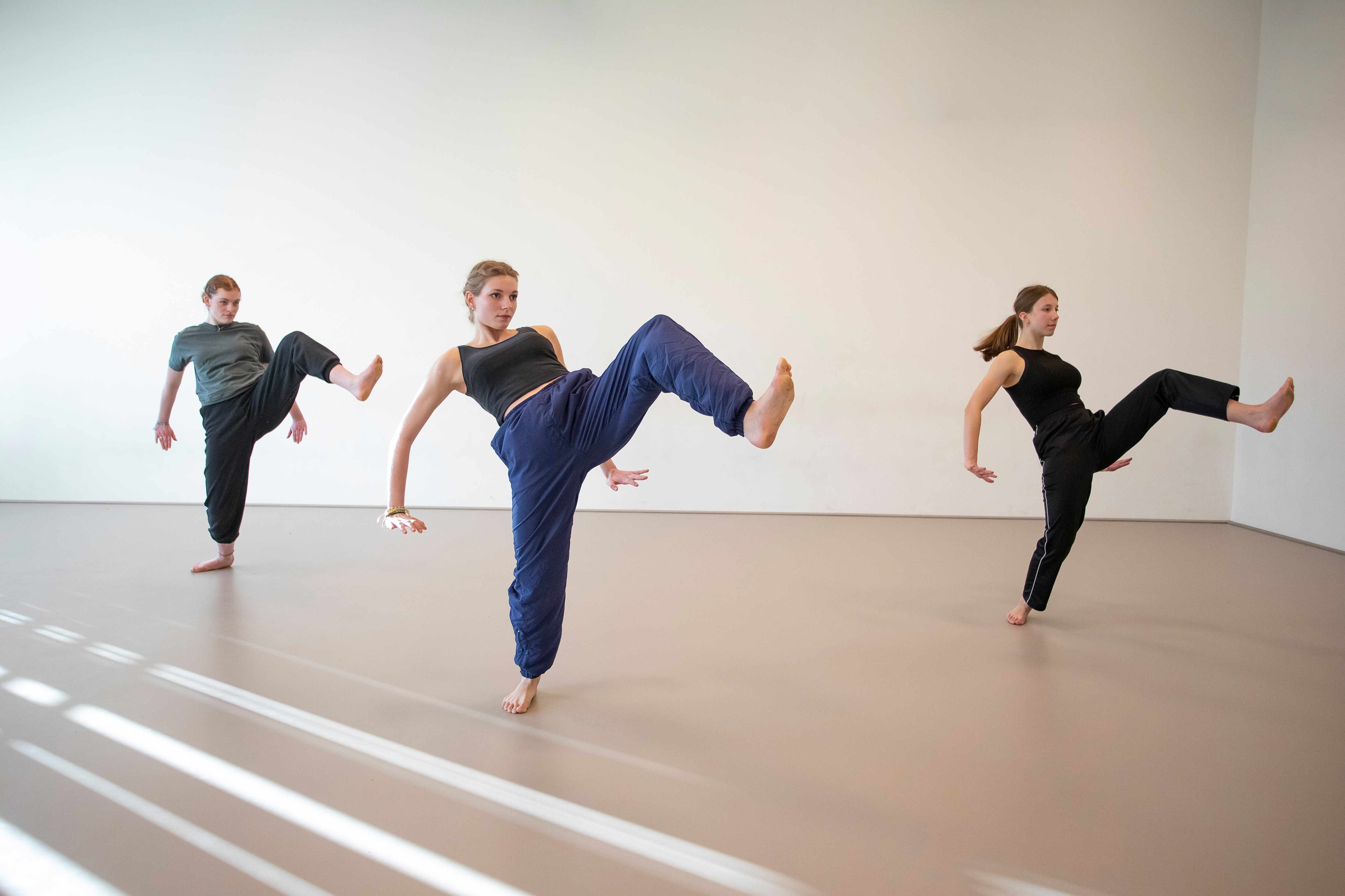 2 studenten dansen samen
