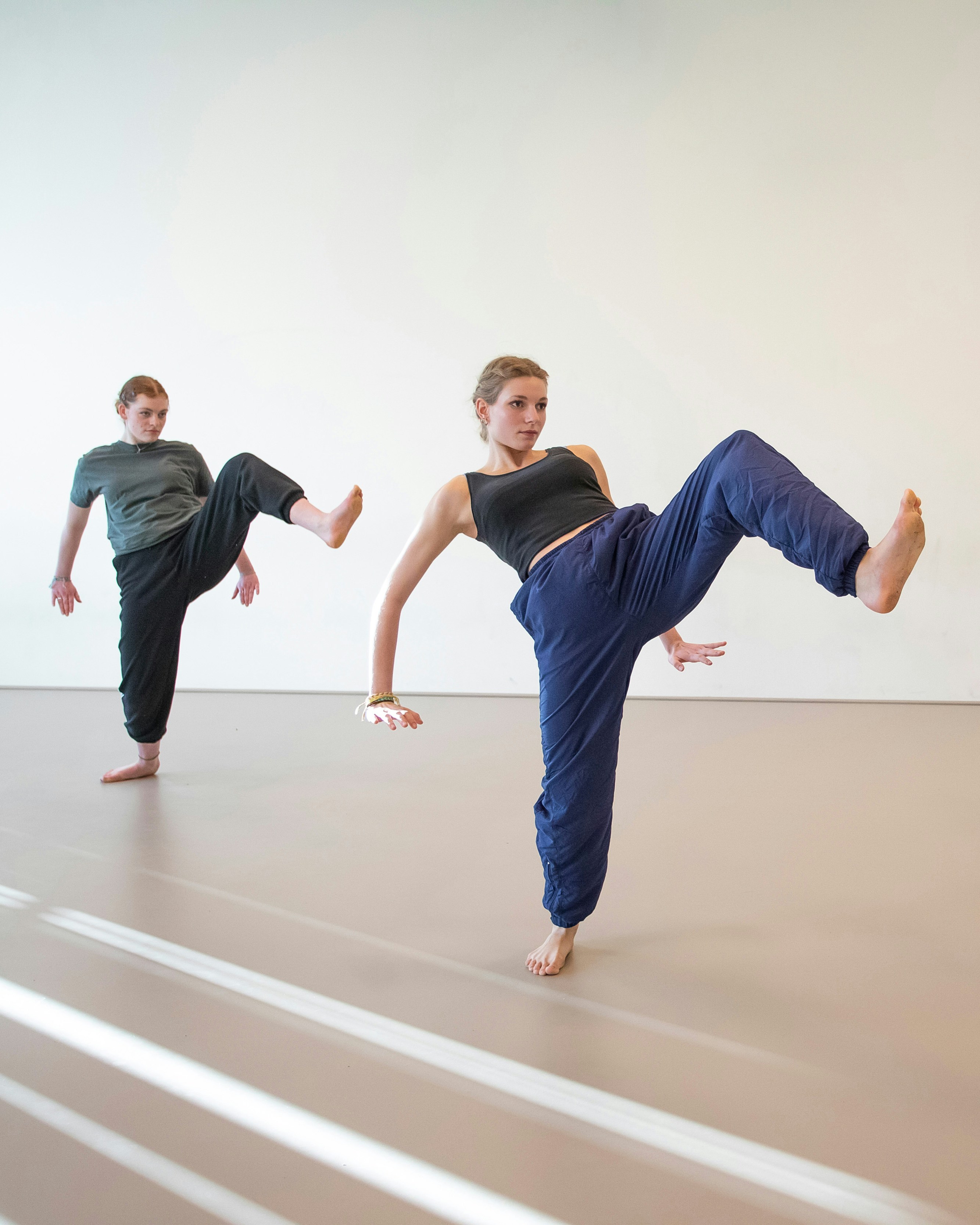 2 studenten dansen samen