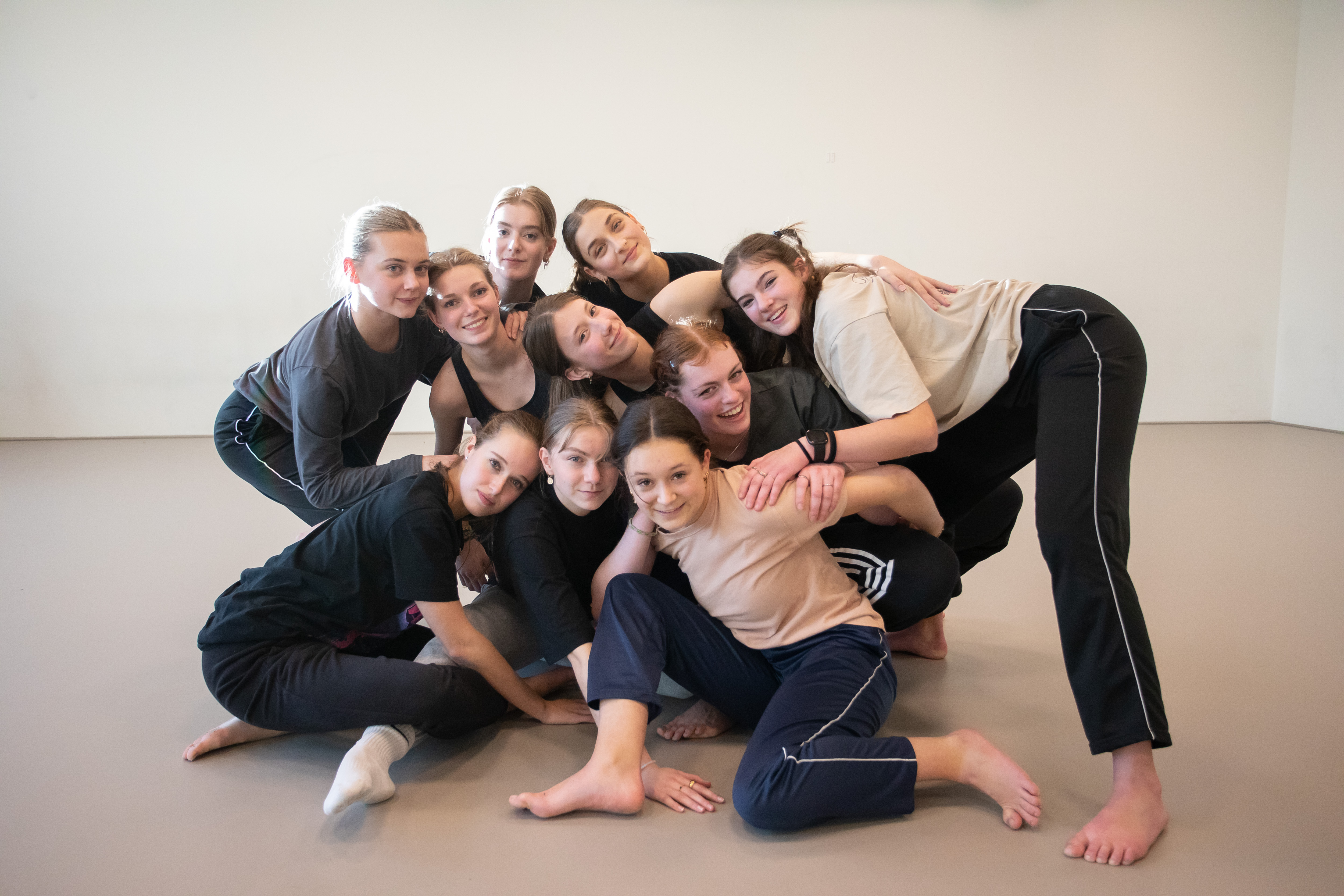 Studenten poseren voor de camera in een danslokaal
