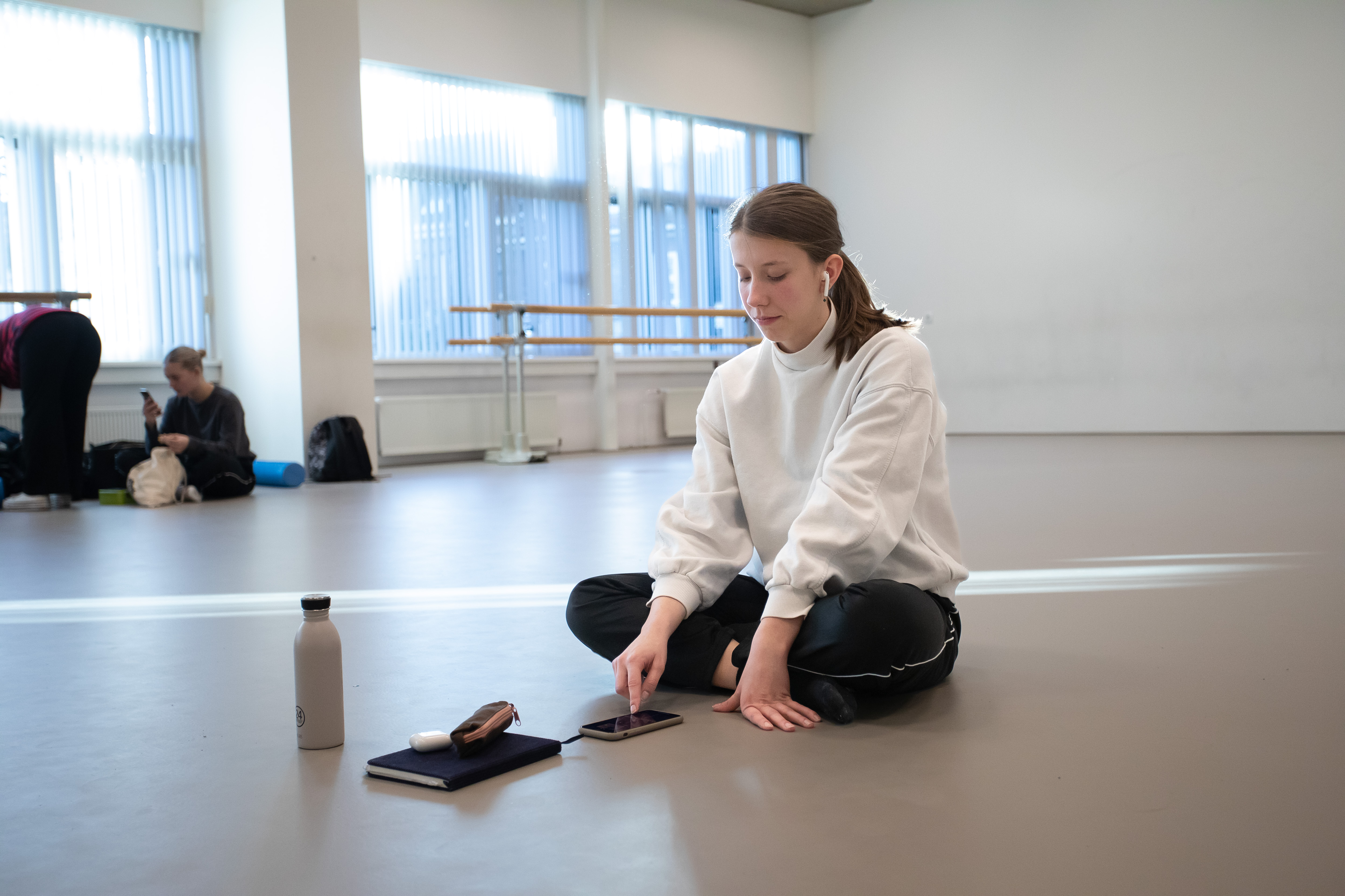 Student zit in een danslokaal
