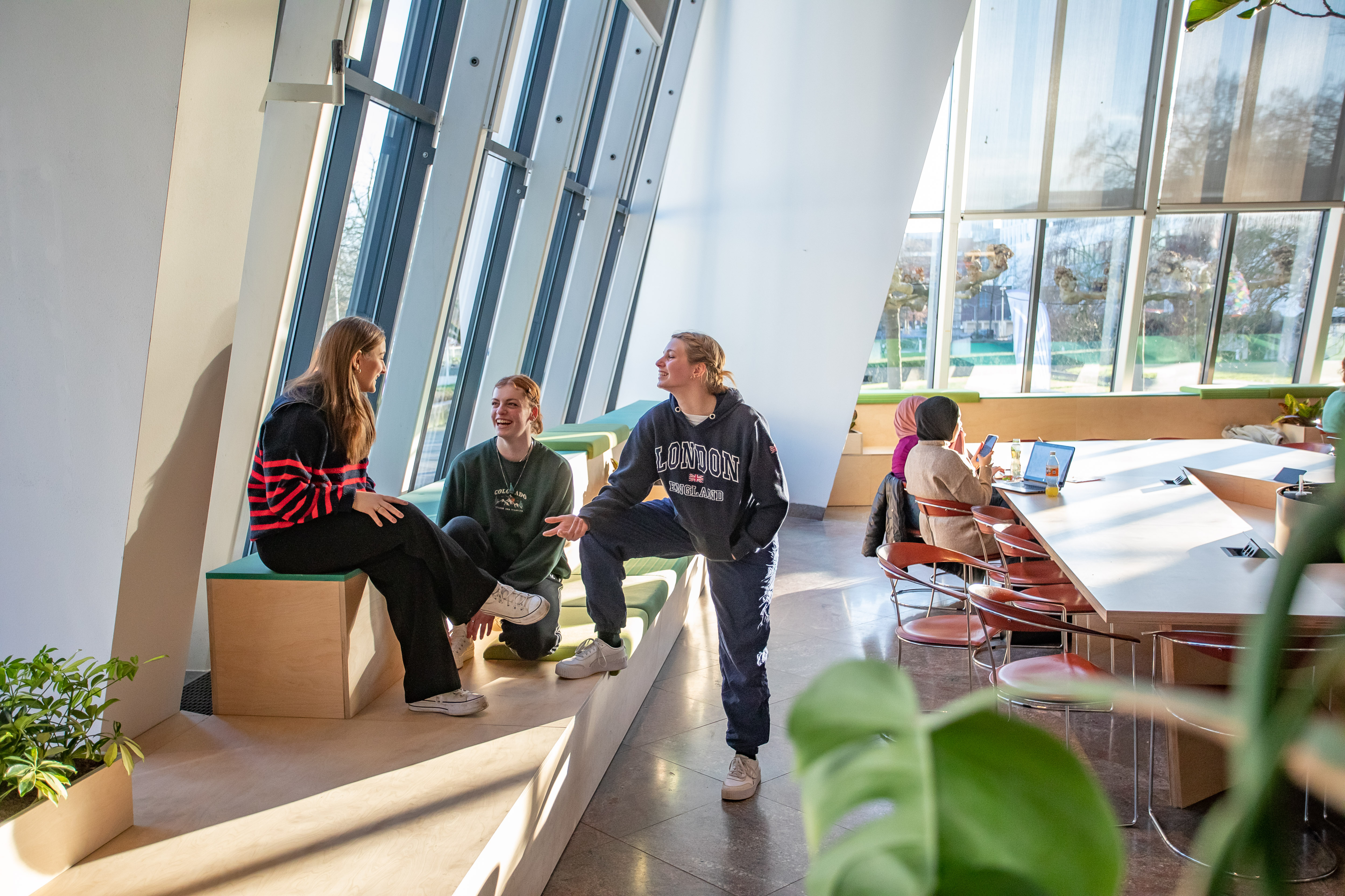 Studenten zitten op de bank in de witte villa