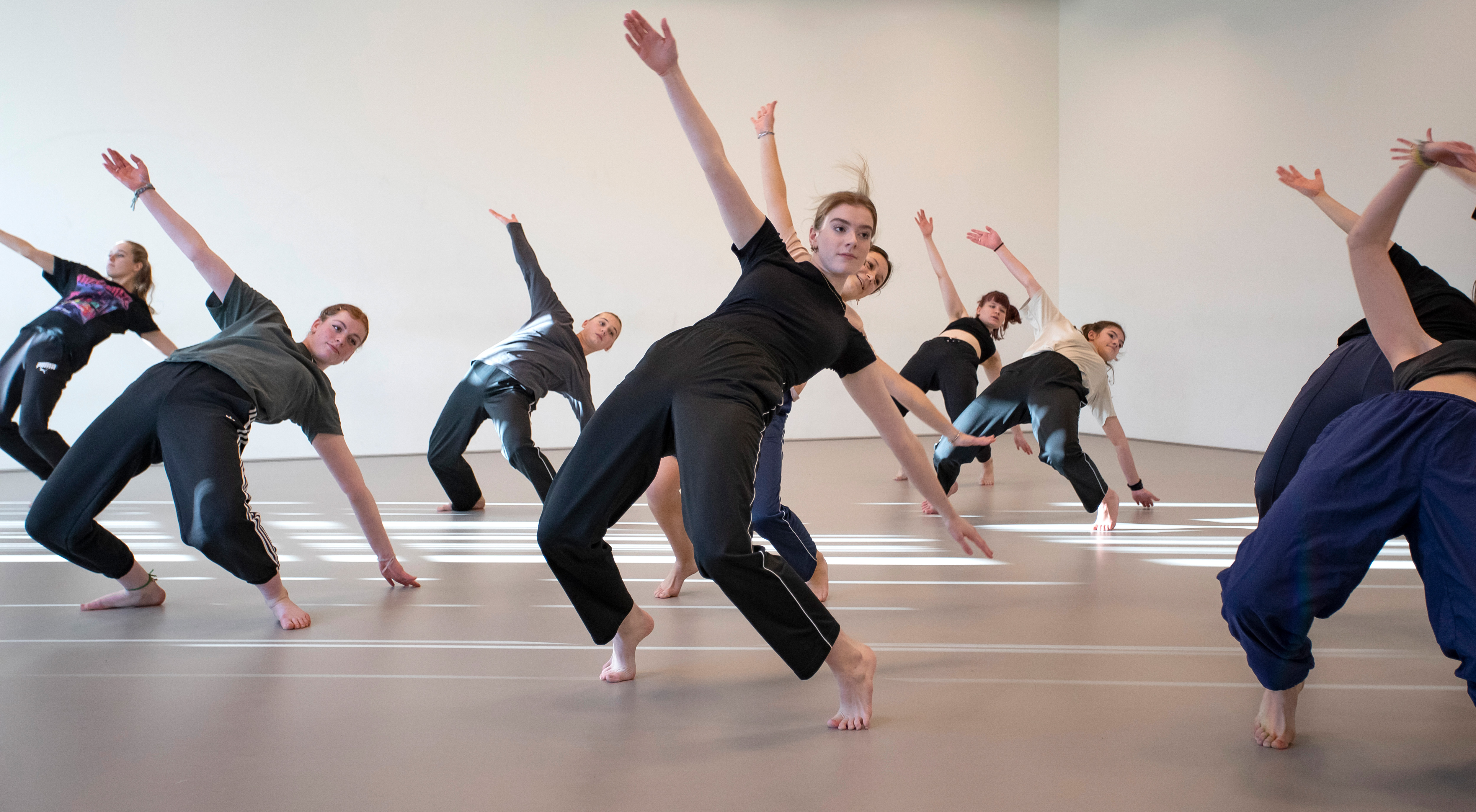Een groep studenten is aan het dansen