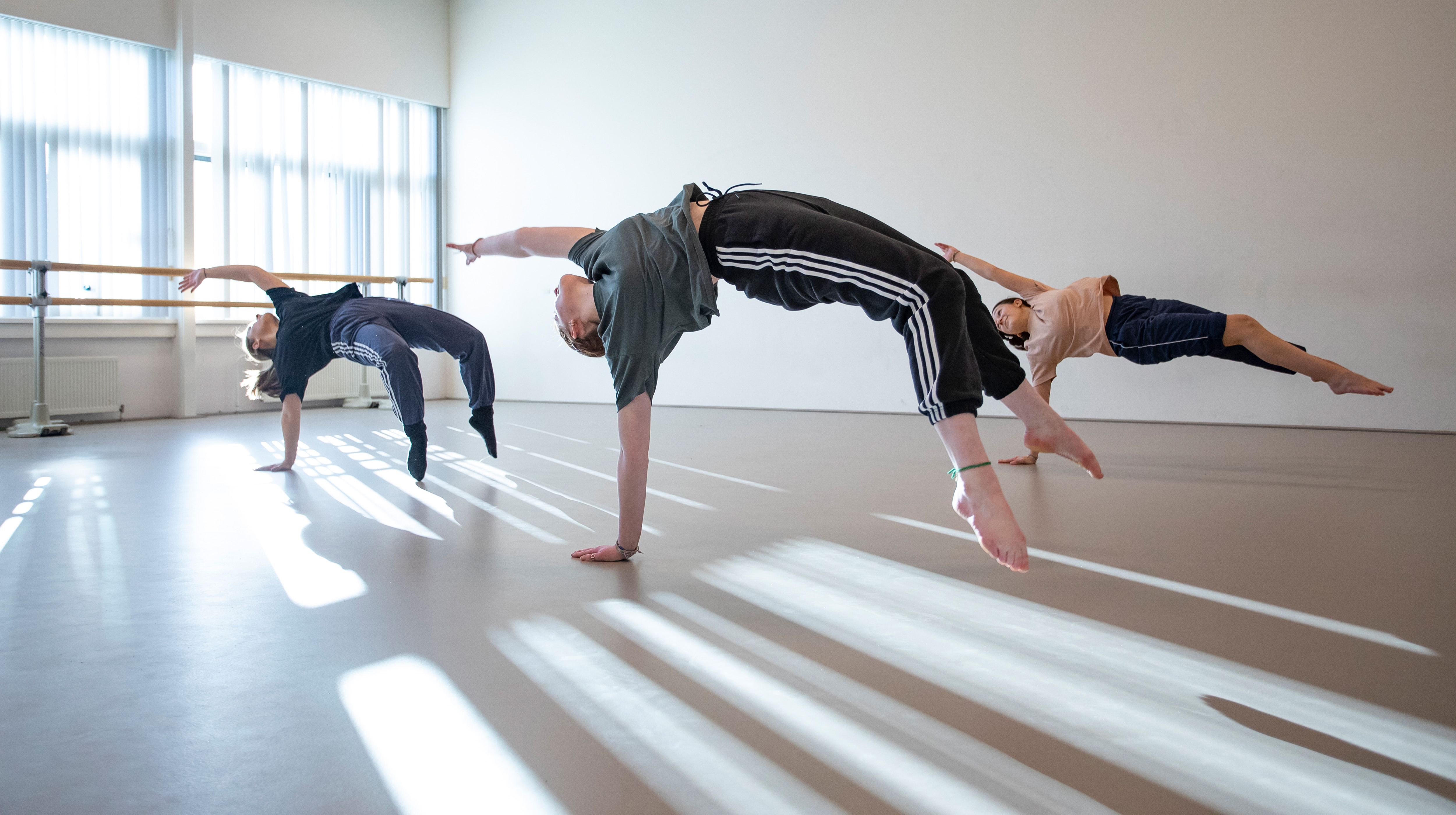 3 studenten dansen samen