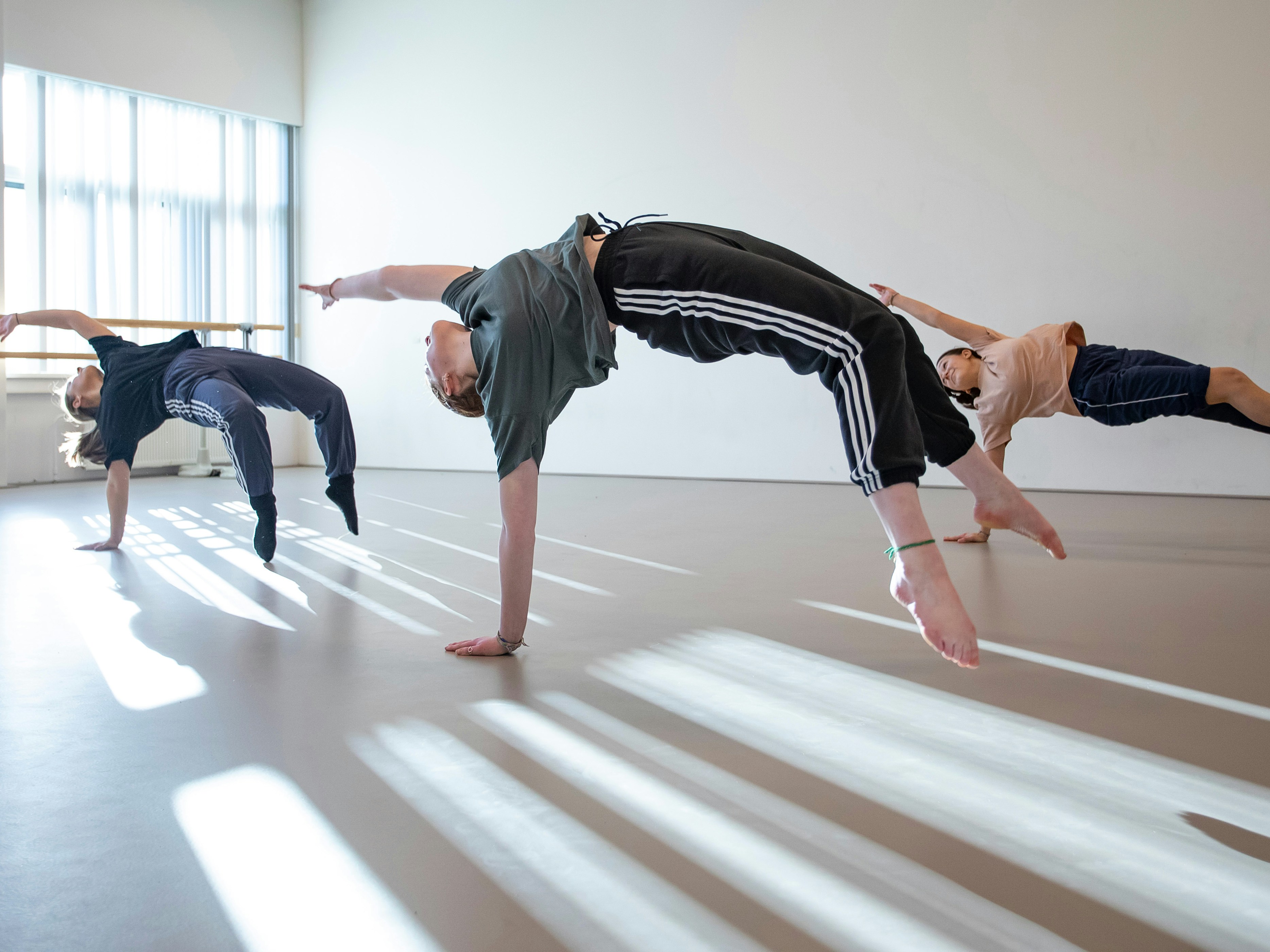 3 studenten dansen samen