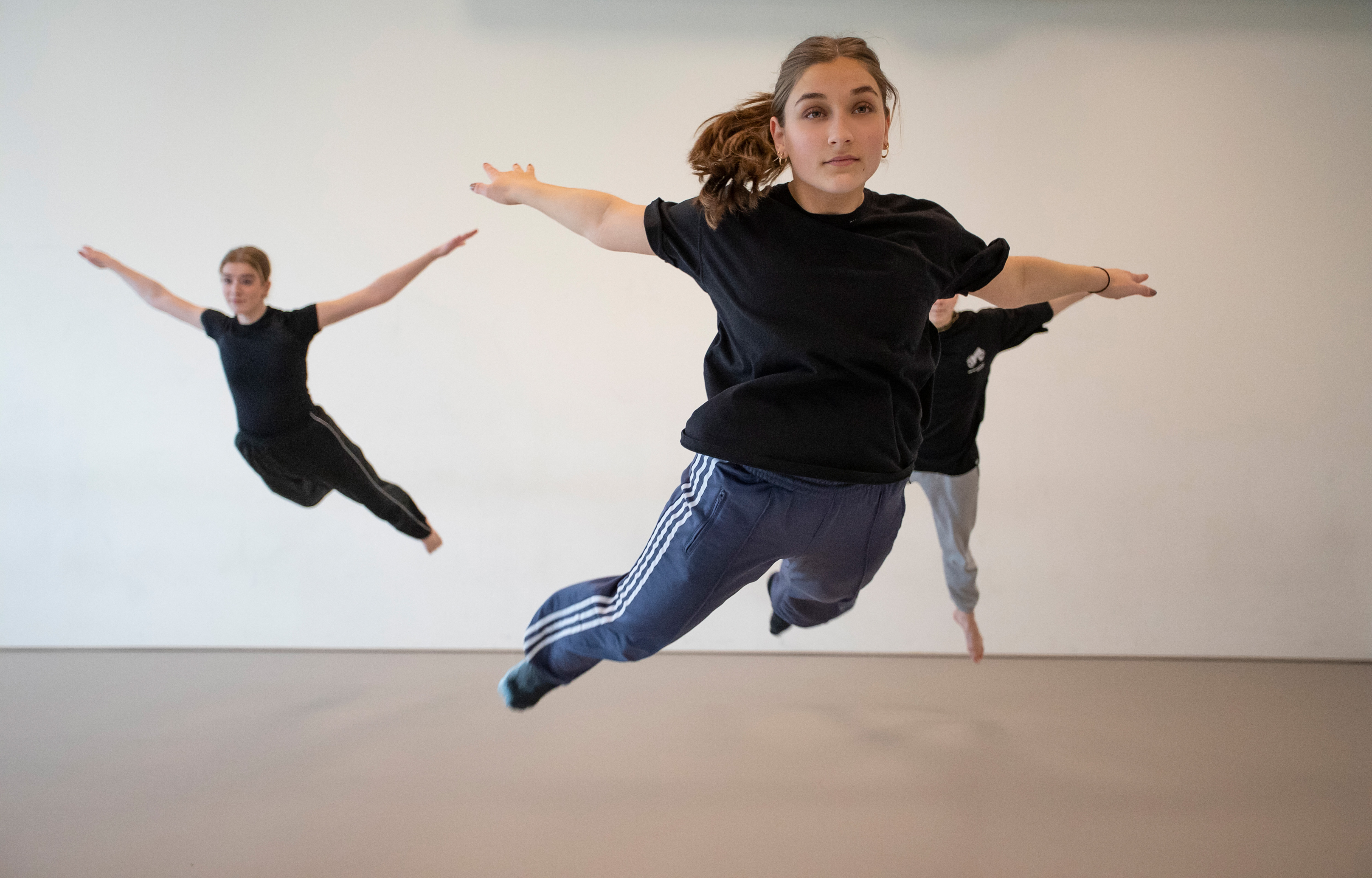 3 studenten dansen samen
