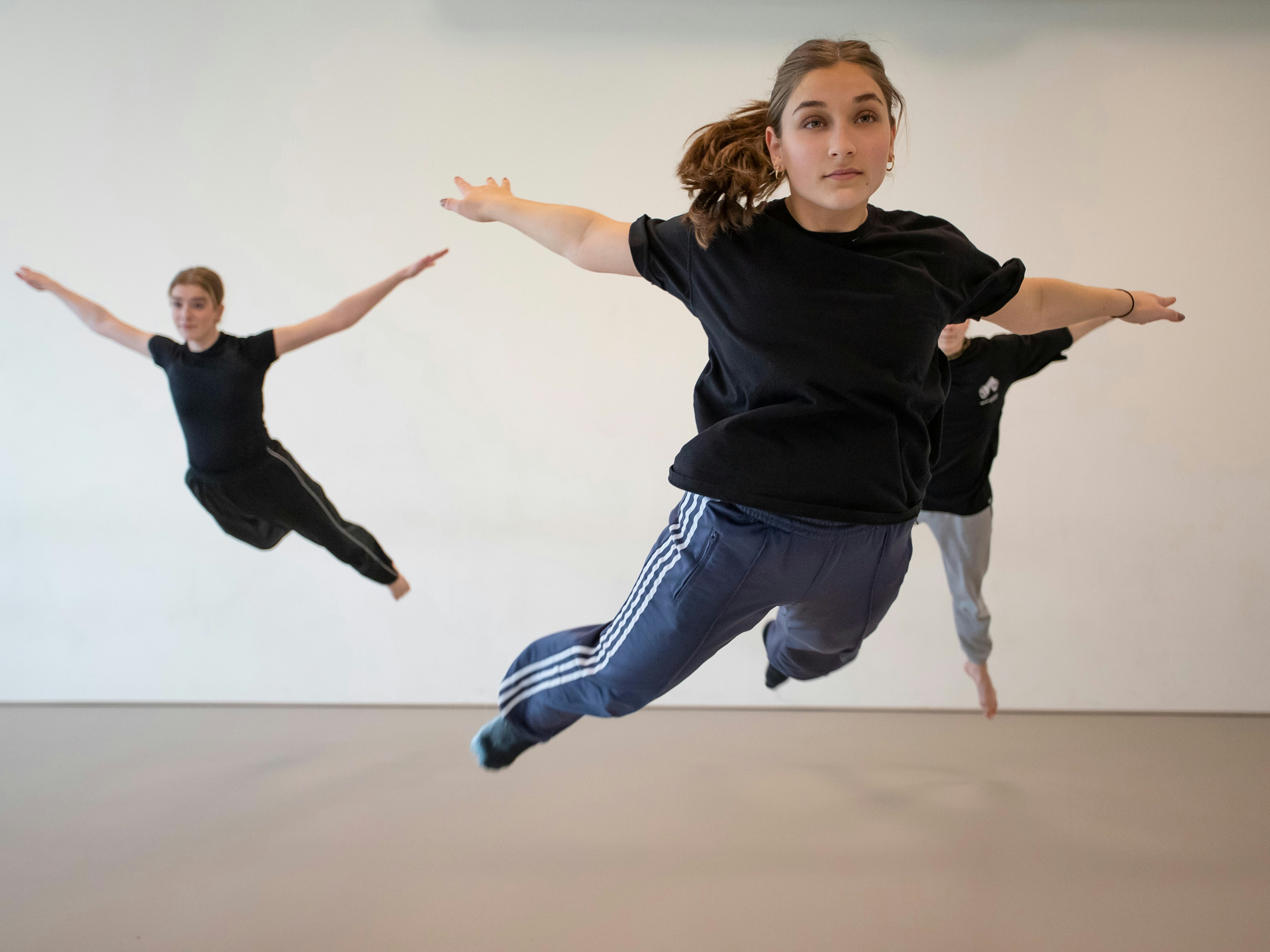 3 studenten dansen samen