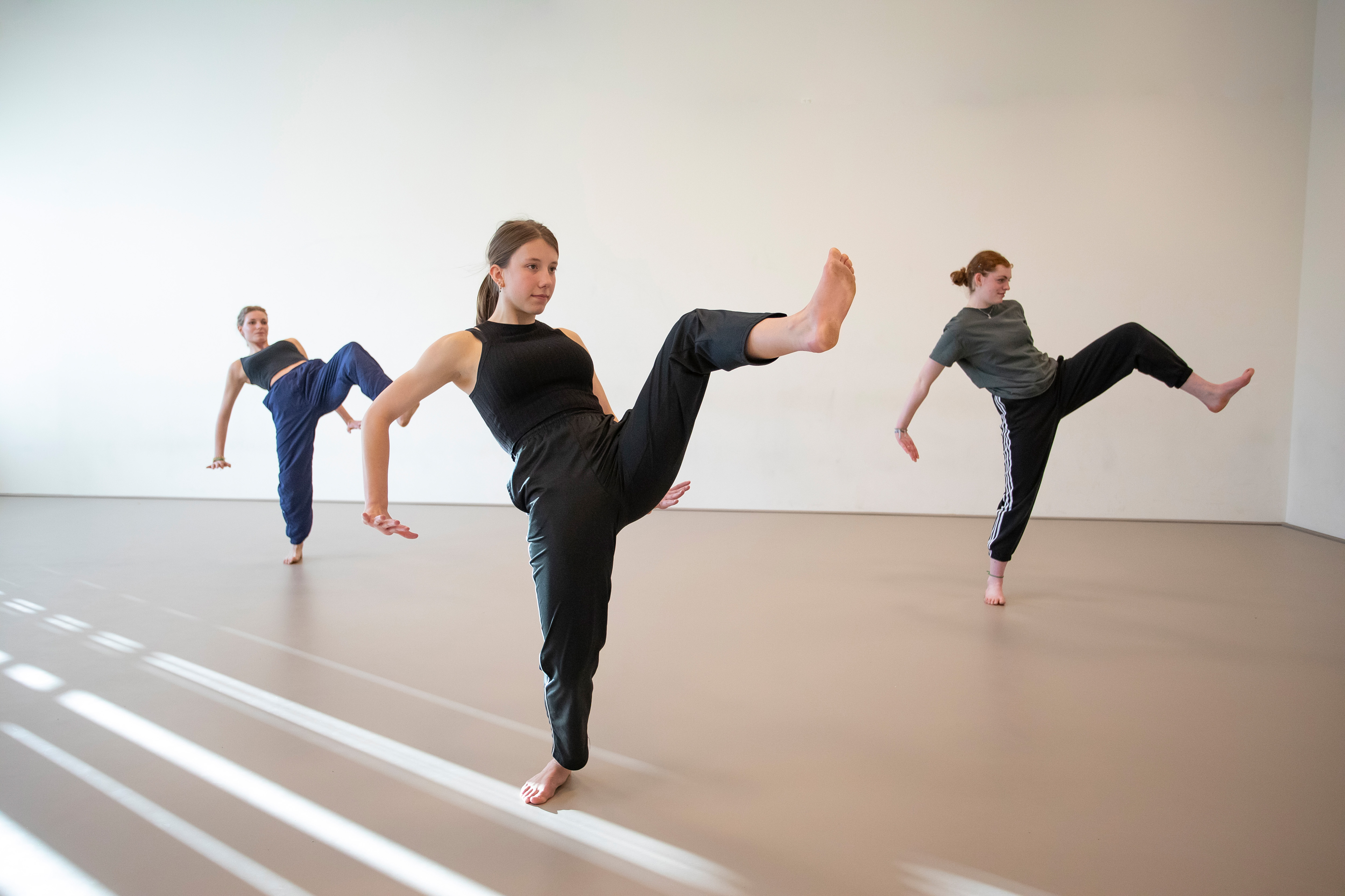 3 studenten dansen samen