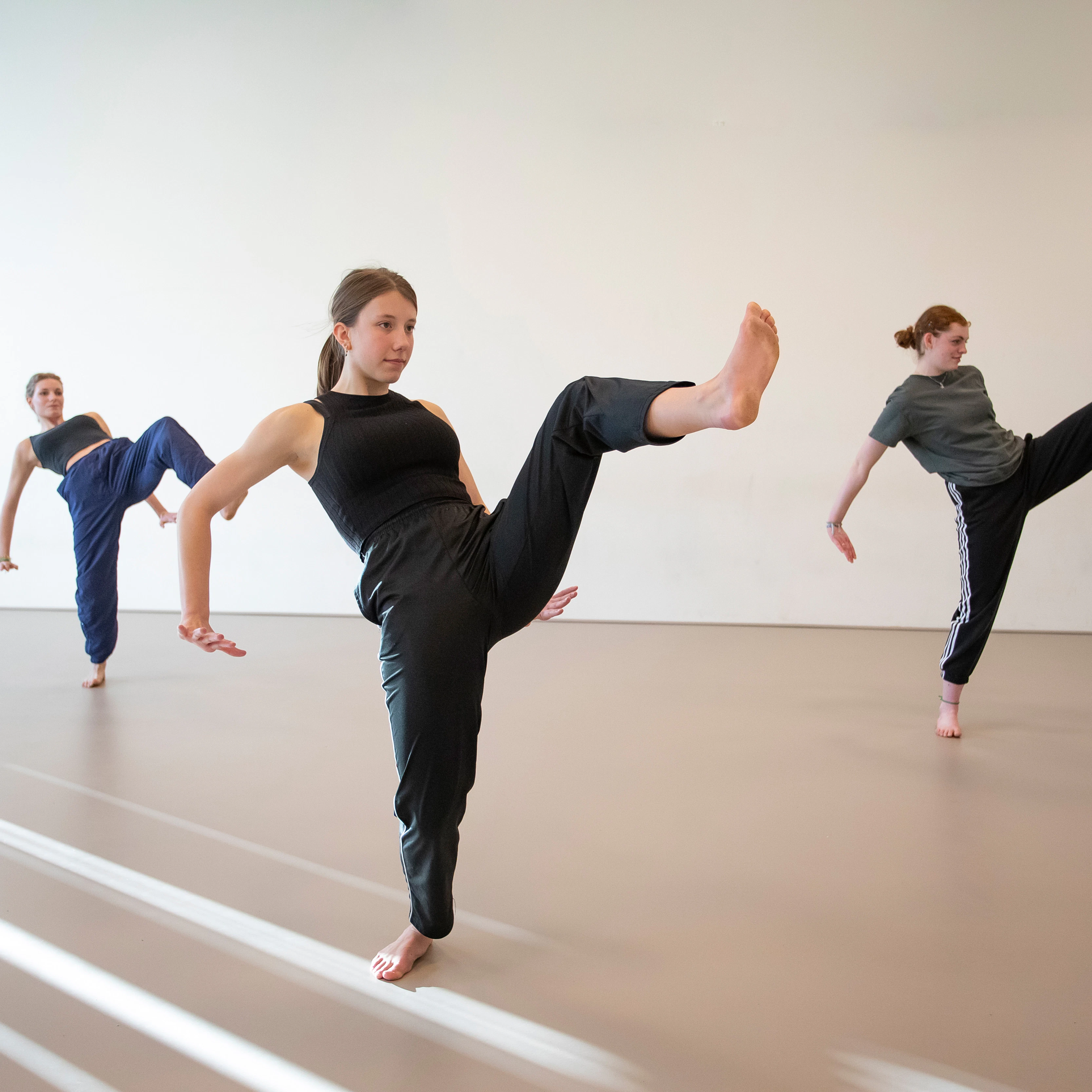 3 studenten dansen samen