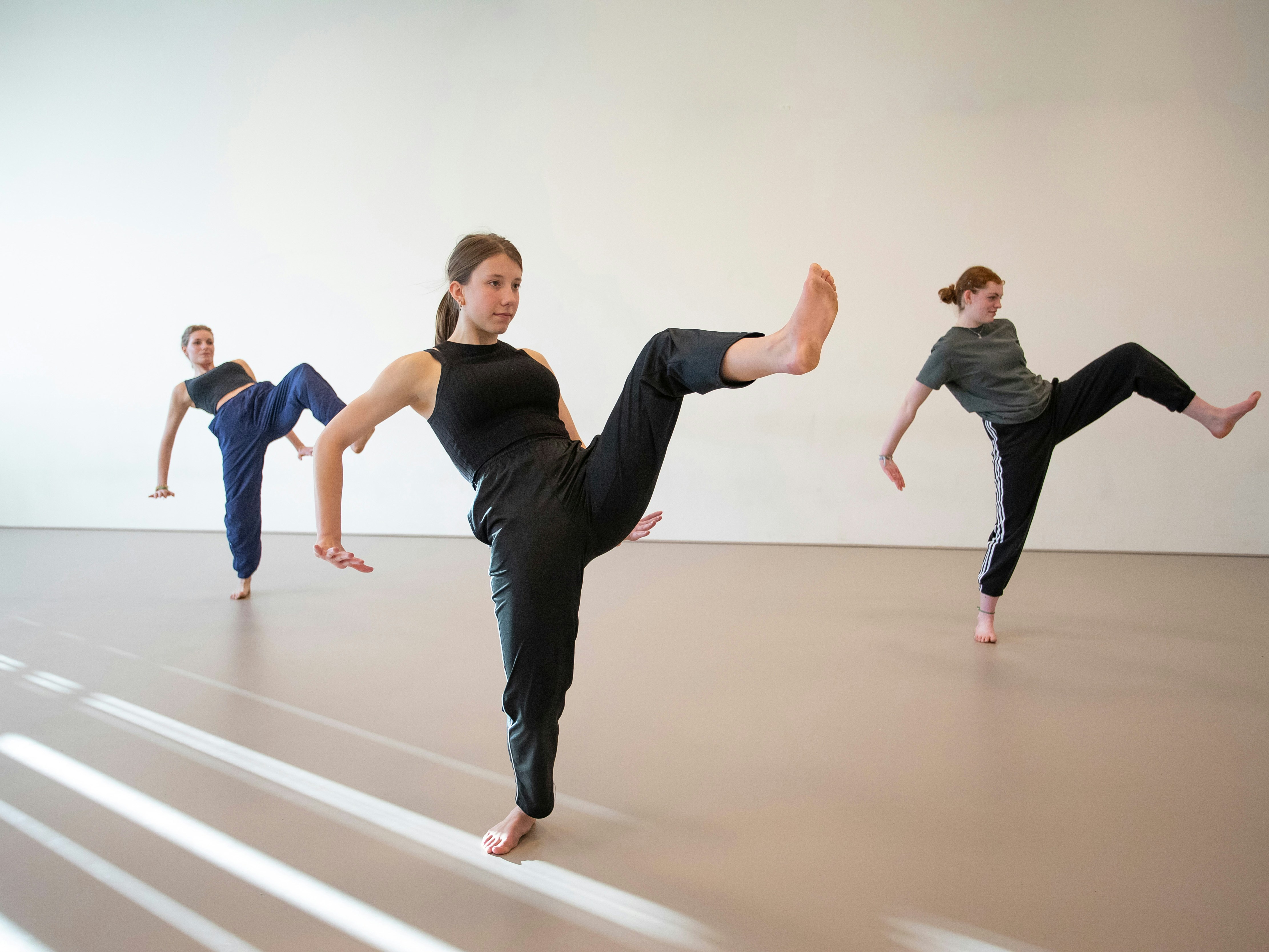 3 studenten dansen samen