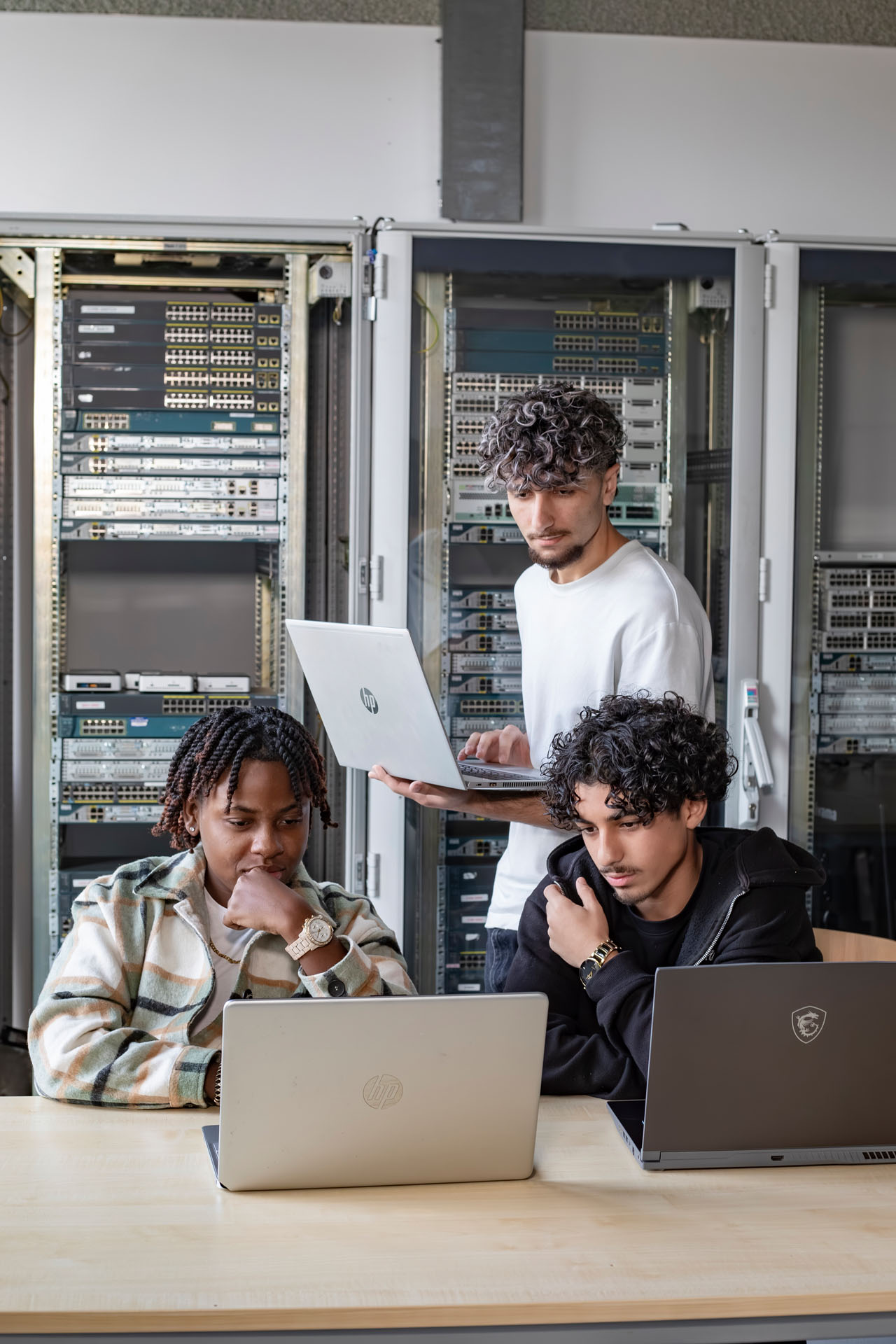 Student achter de laptop aan tafel