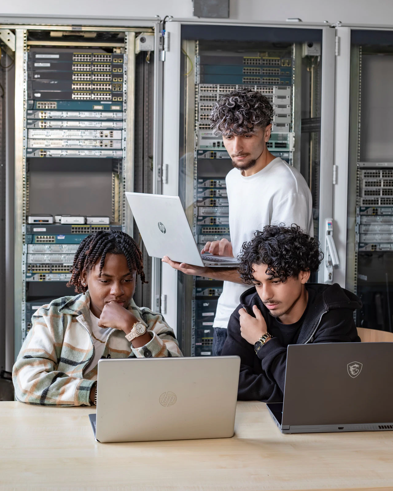 Student achter de laptop aan tafel