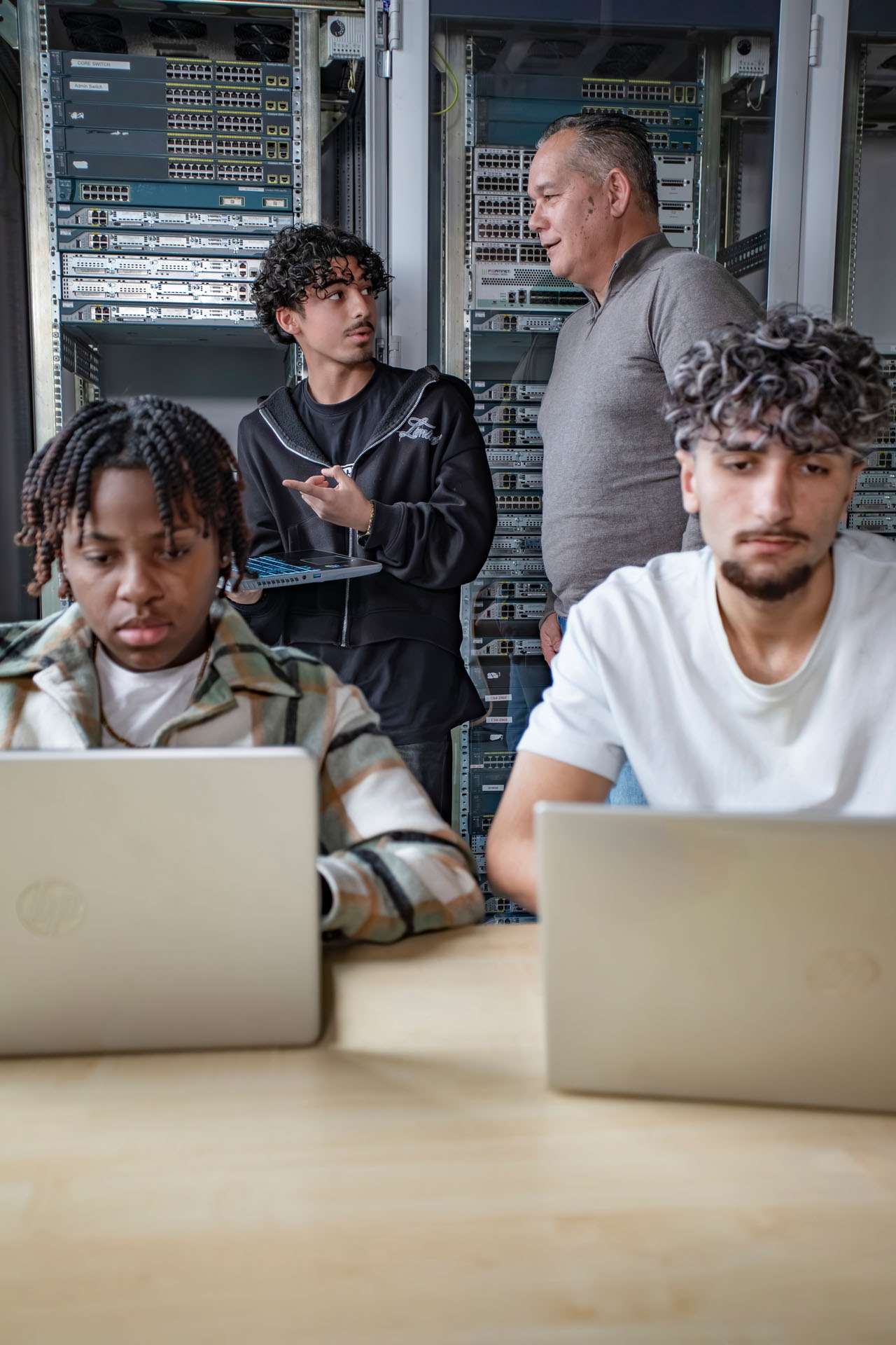 groep studenten lopen met laptops