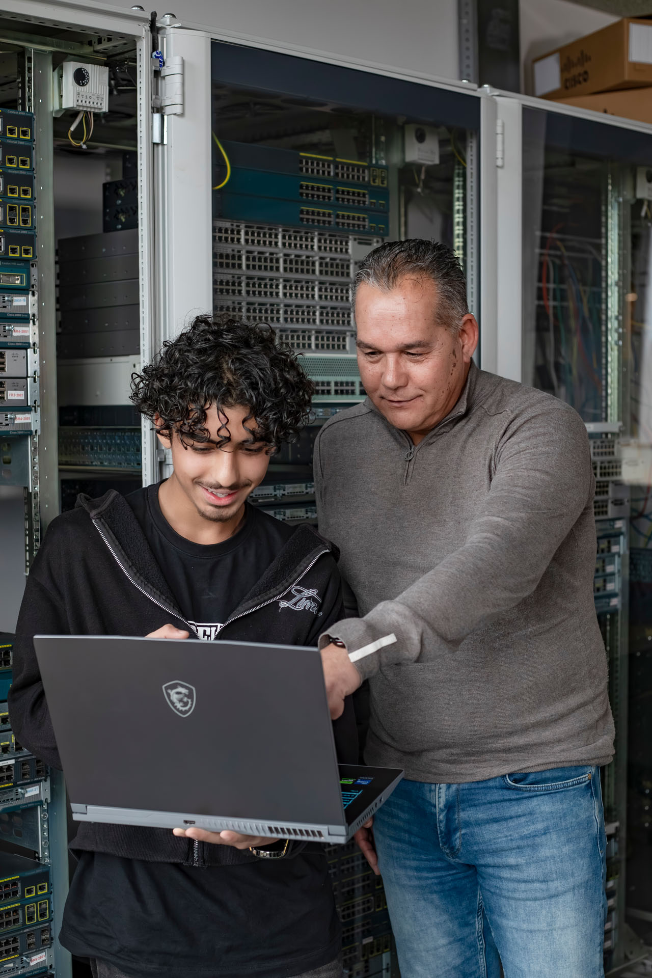 Student bezig achter de laptop